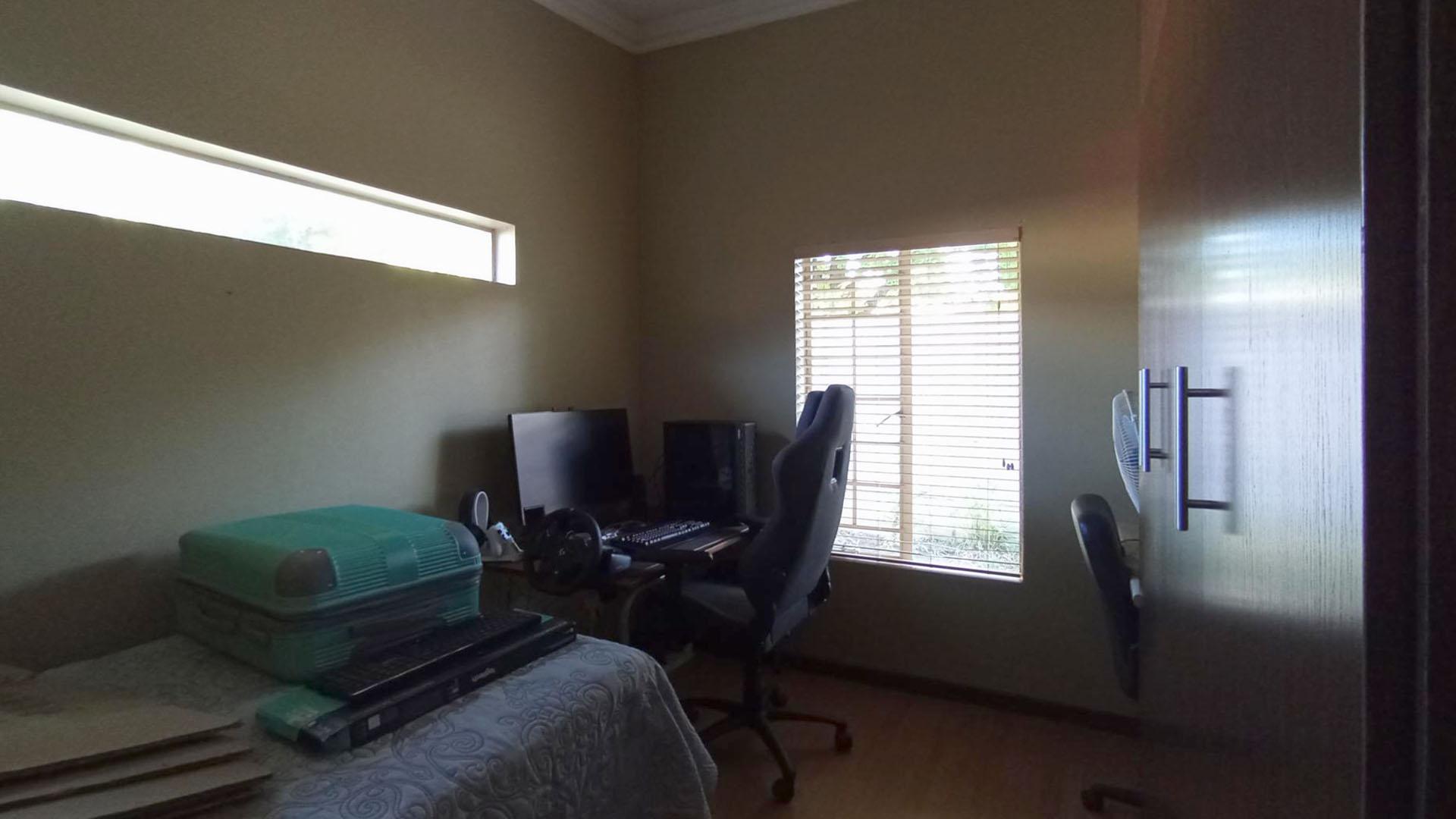 Bed Room 1 - 11 square meters of property in Villieria