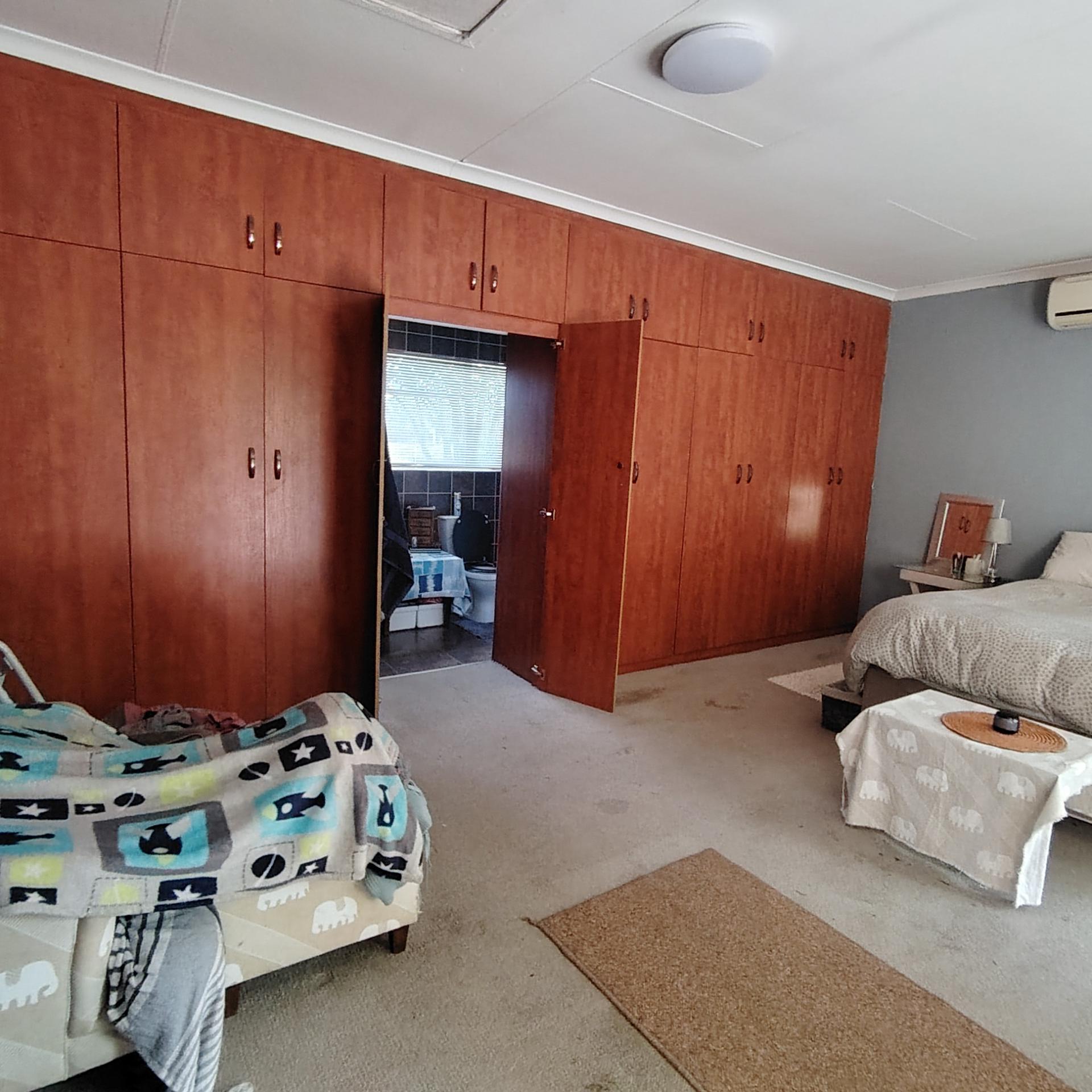 Main Bedroom of property in Roodewal