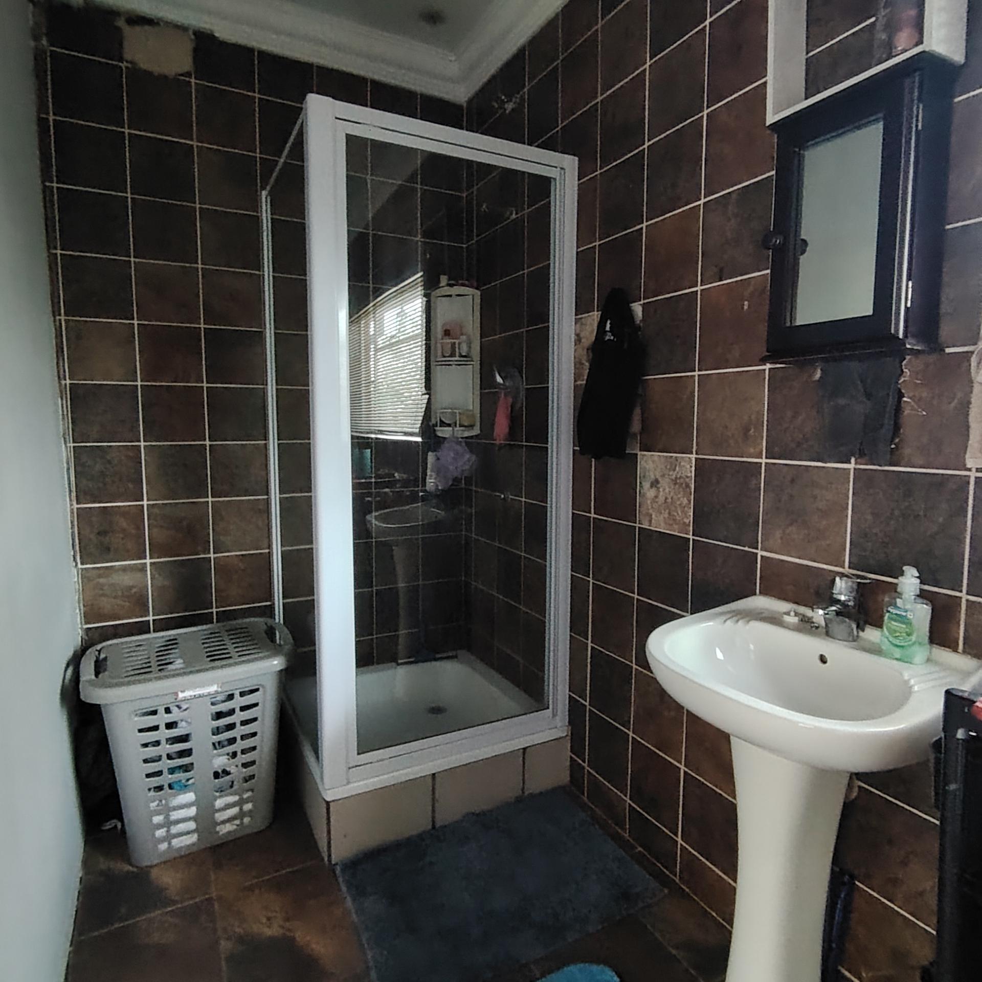 Main Bathroom of property in Roodewal