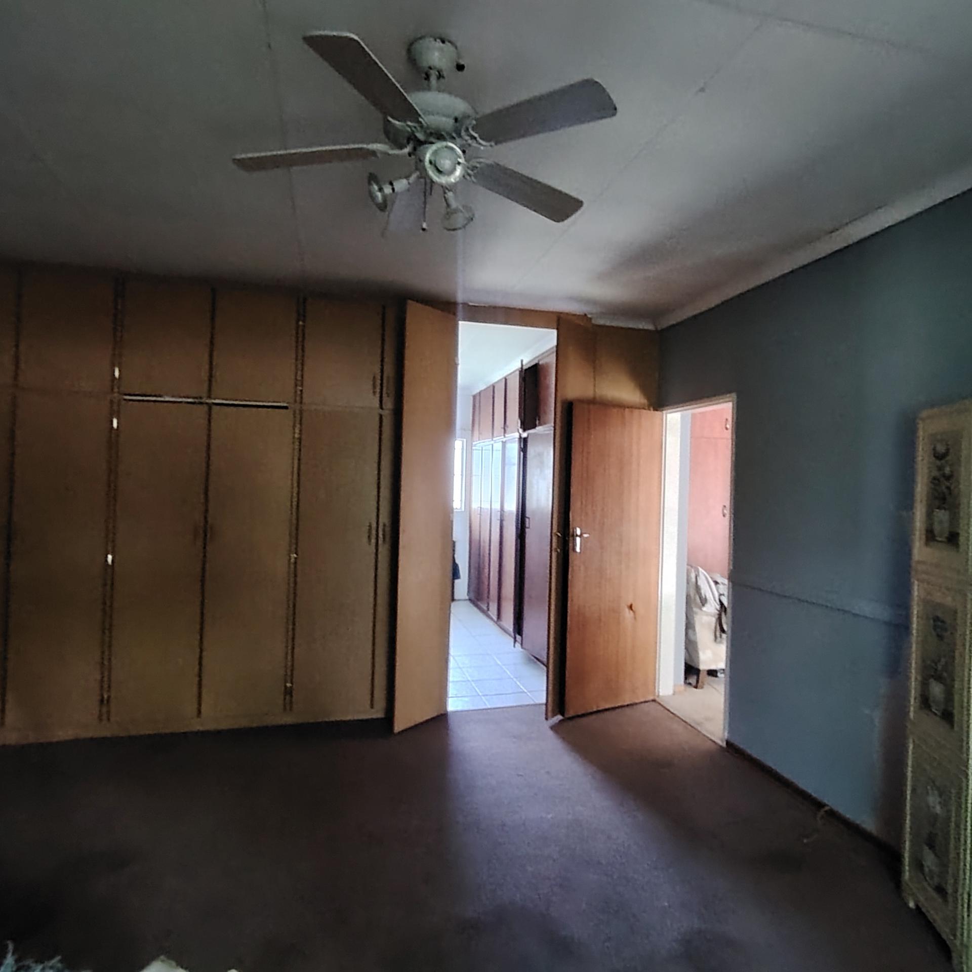 Bed Room 1 of property in Roodewal