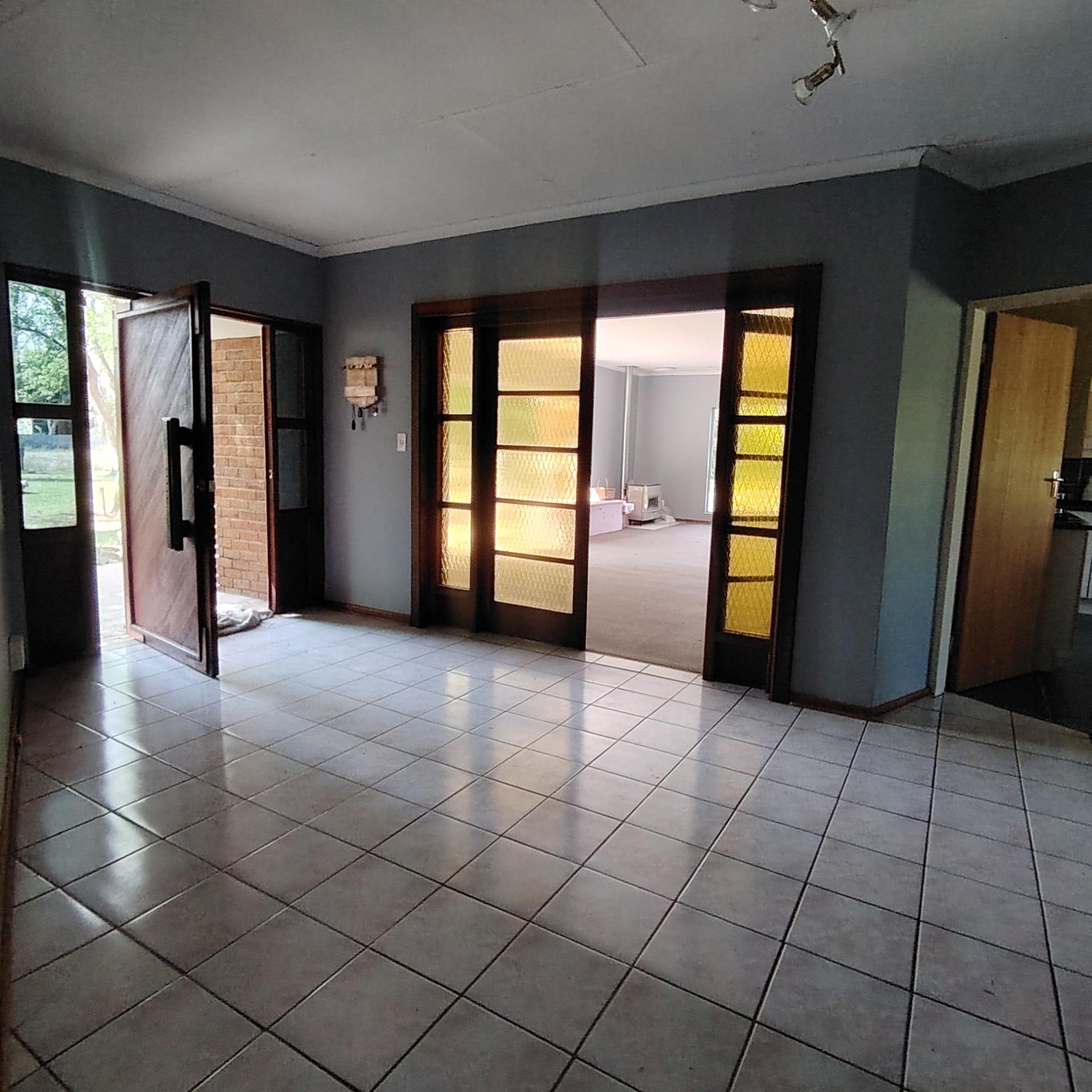 Foyer of property in Roodewal