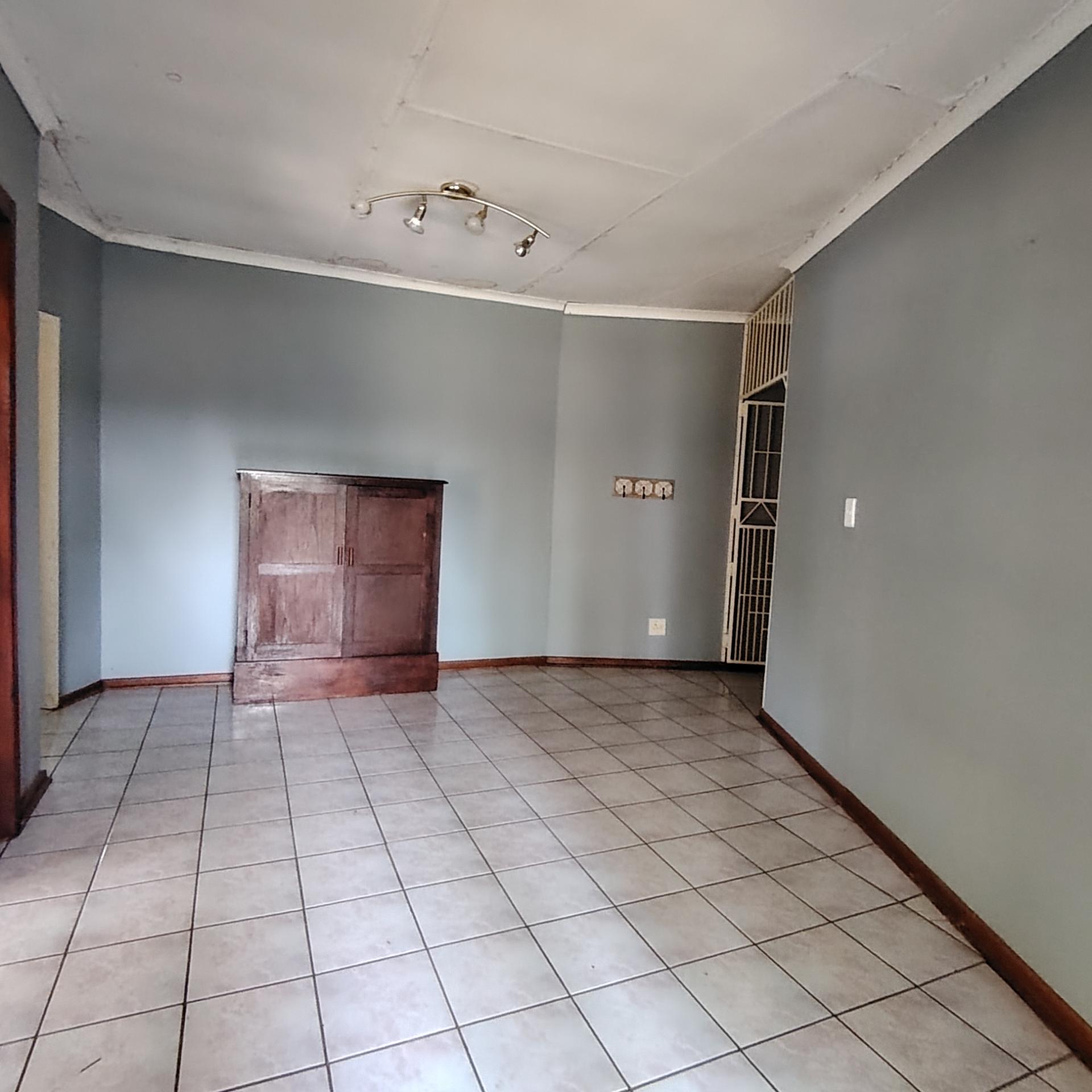 Foyer of property in Roodewal