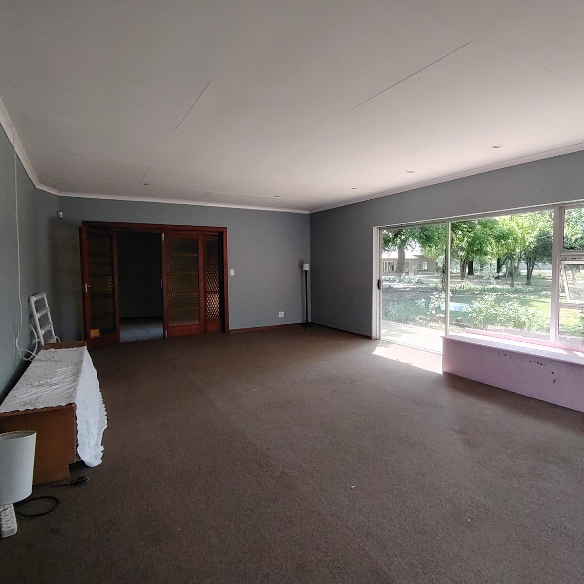 Spaces of property in Roodewal