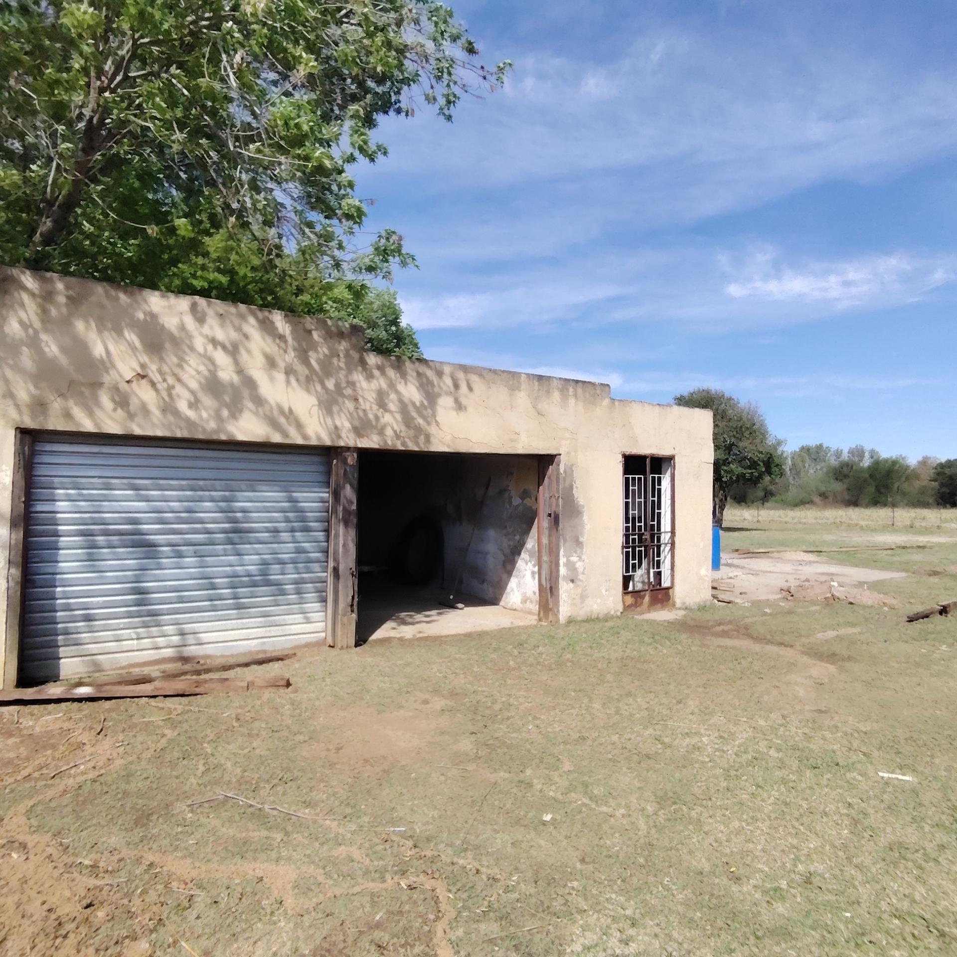 Garage of property in Roodewal