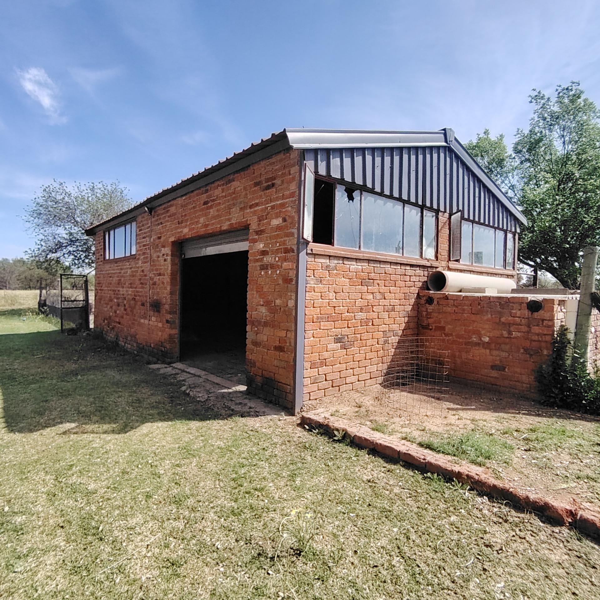 Garage of property in Roodewal