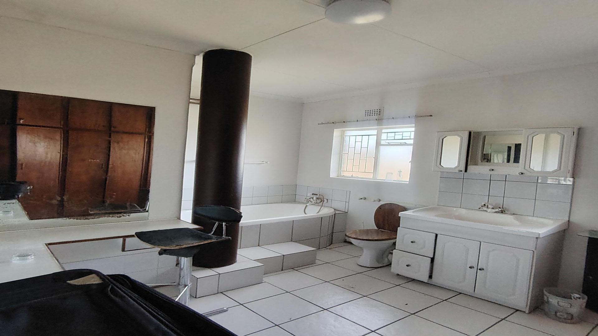 Bathroom 1 of property in Roodewal