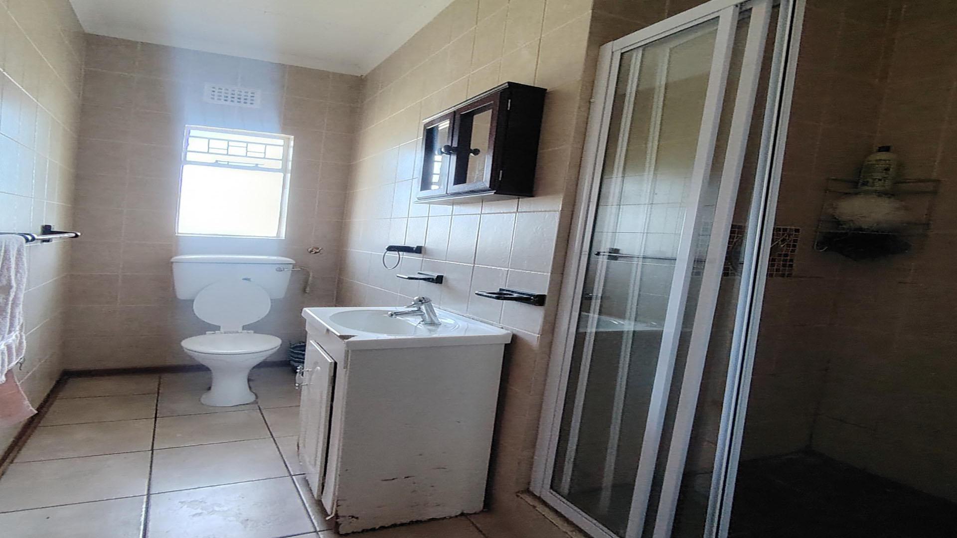 Bathroom 3+ of property in Roodewal