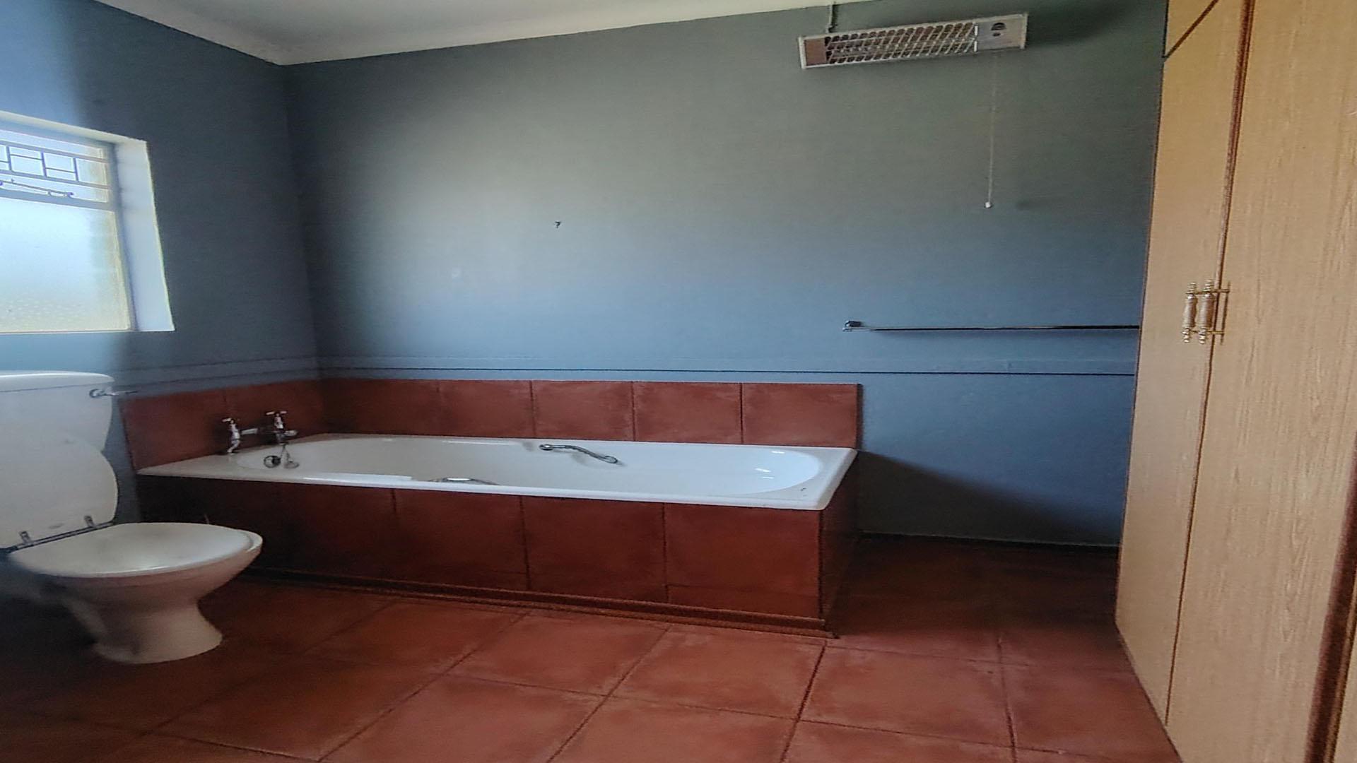 Bathroom 2 of property in Roodewal