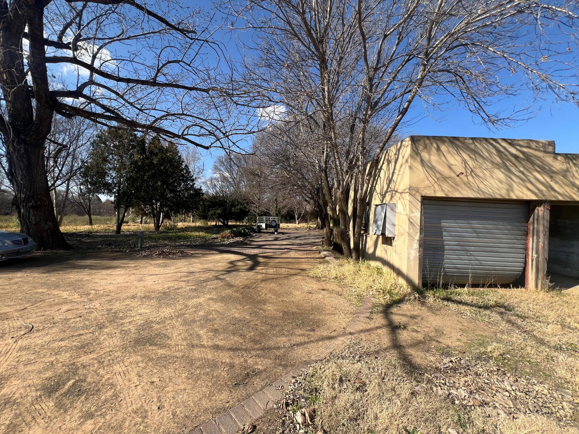 Garage of property in Roodewal