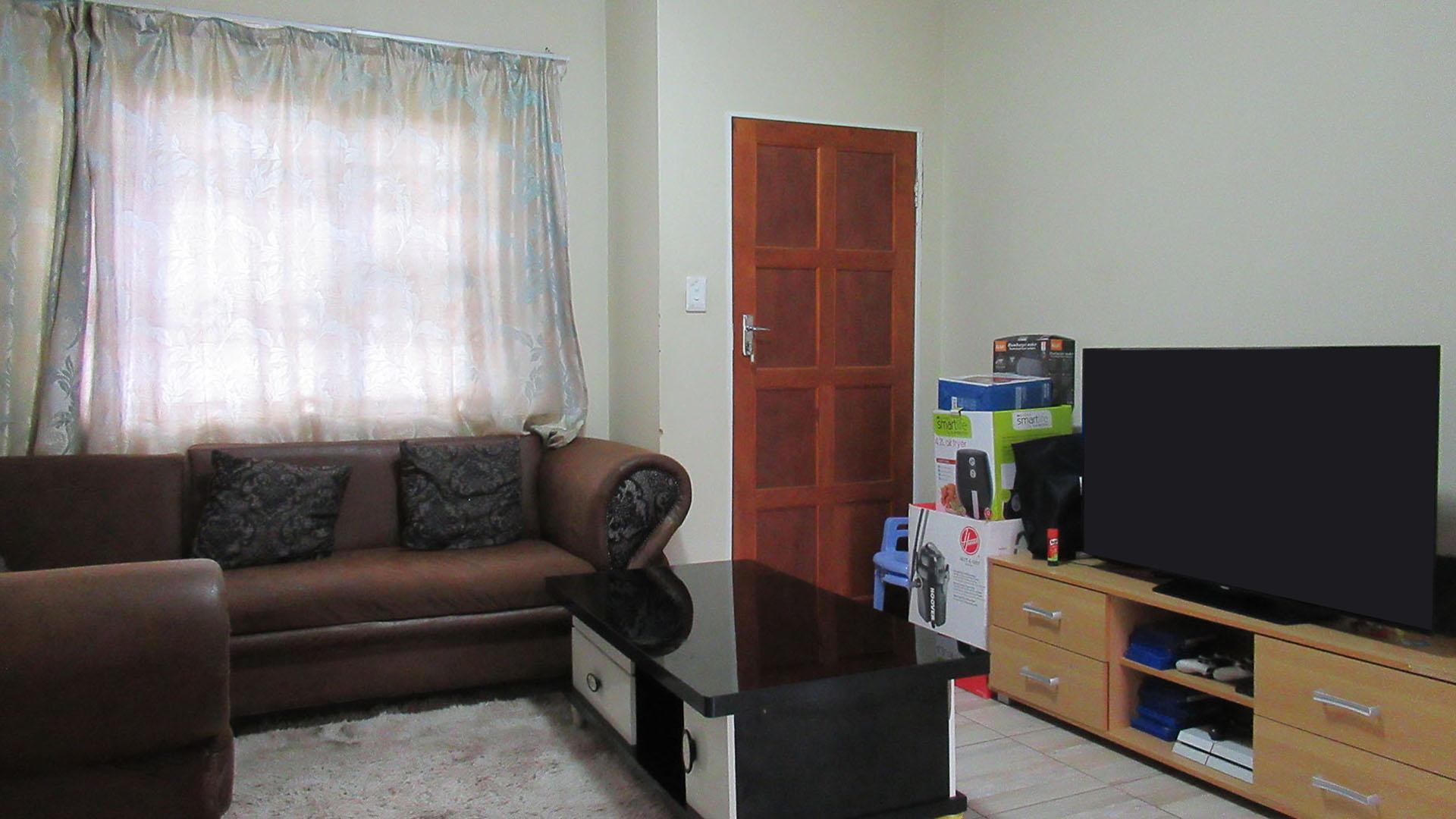 Lounges - 16 square meters of property in Azaadville Gardens