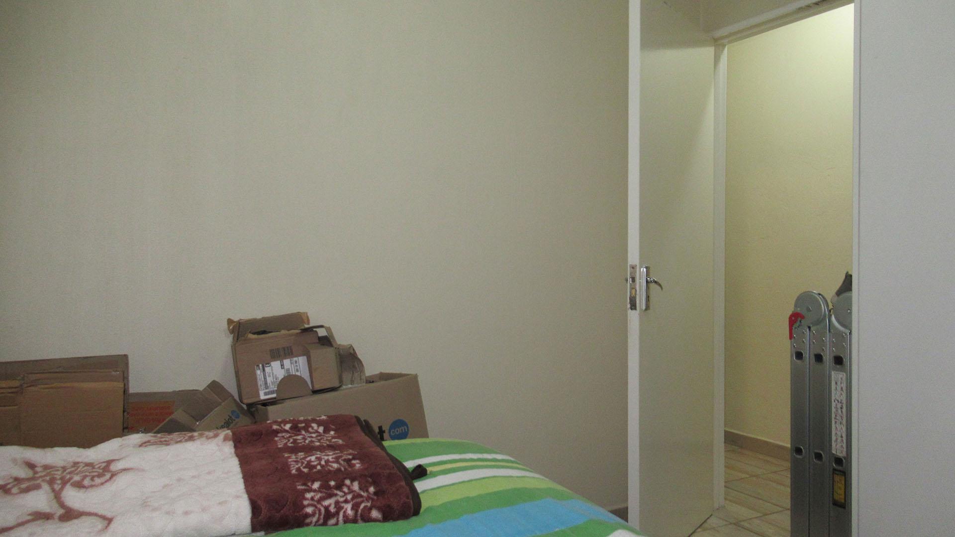 Bed Room 1 - 9 square meters of property in Azaadville Gardens