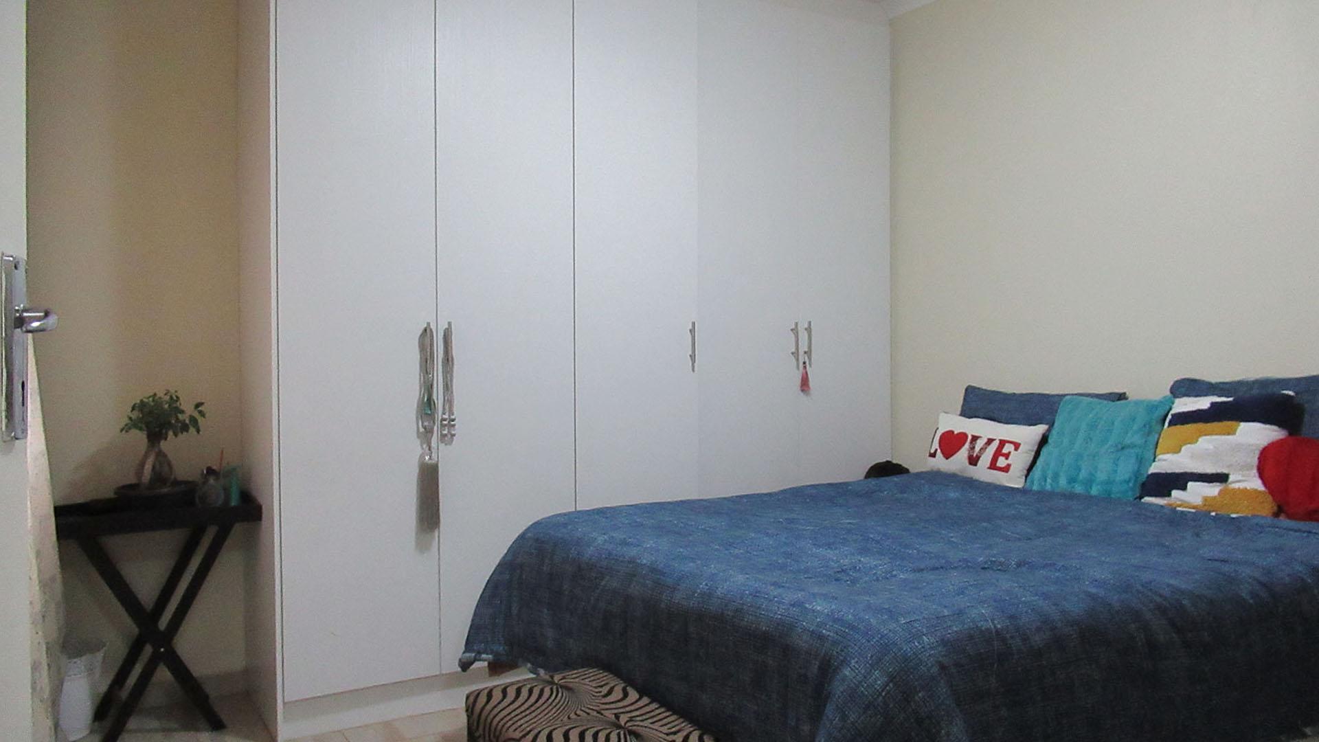 Main Bedroom - 13 square meters of property in Azaadville Gardens