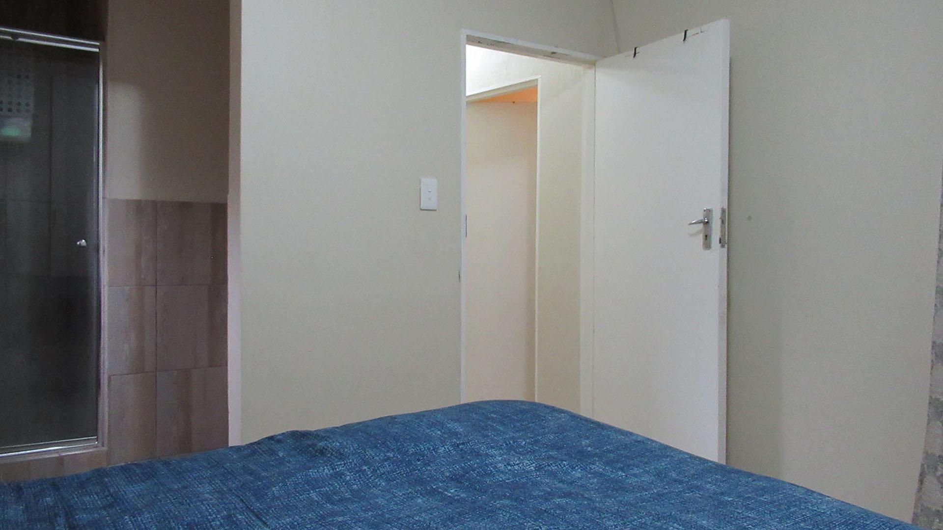 Main Bedroom - 13 square meters of property in Azaadville Gardens