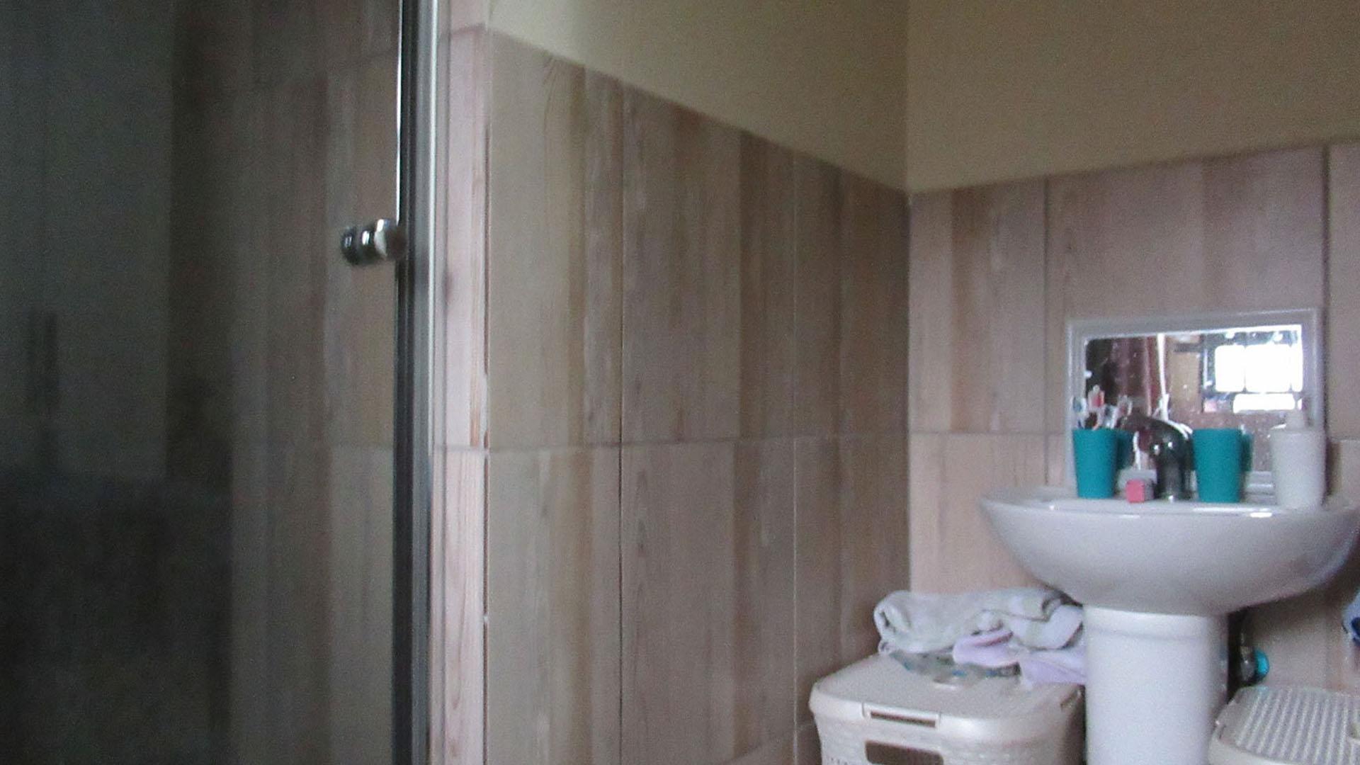 Main Bathroom - 4 square meters of property in Azaadville Gardens