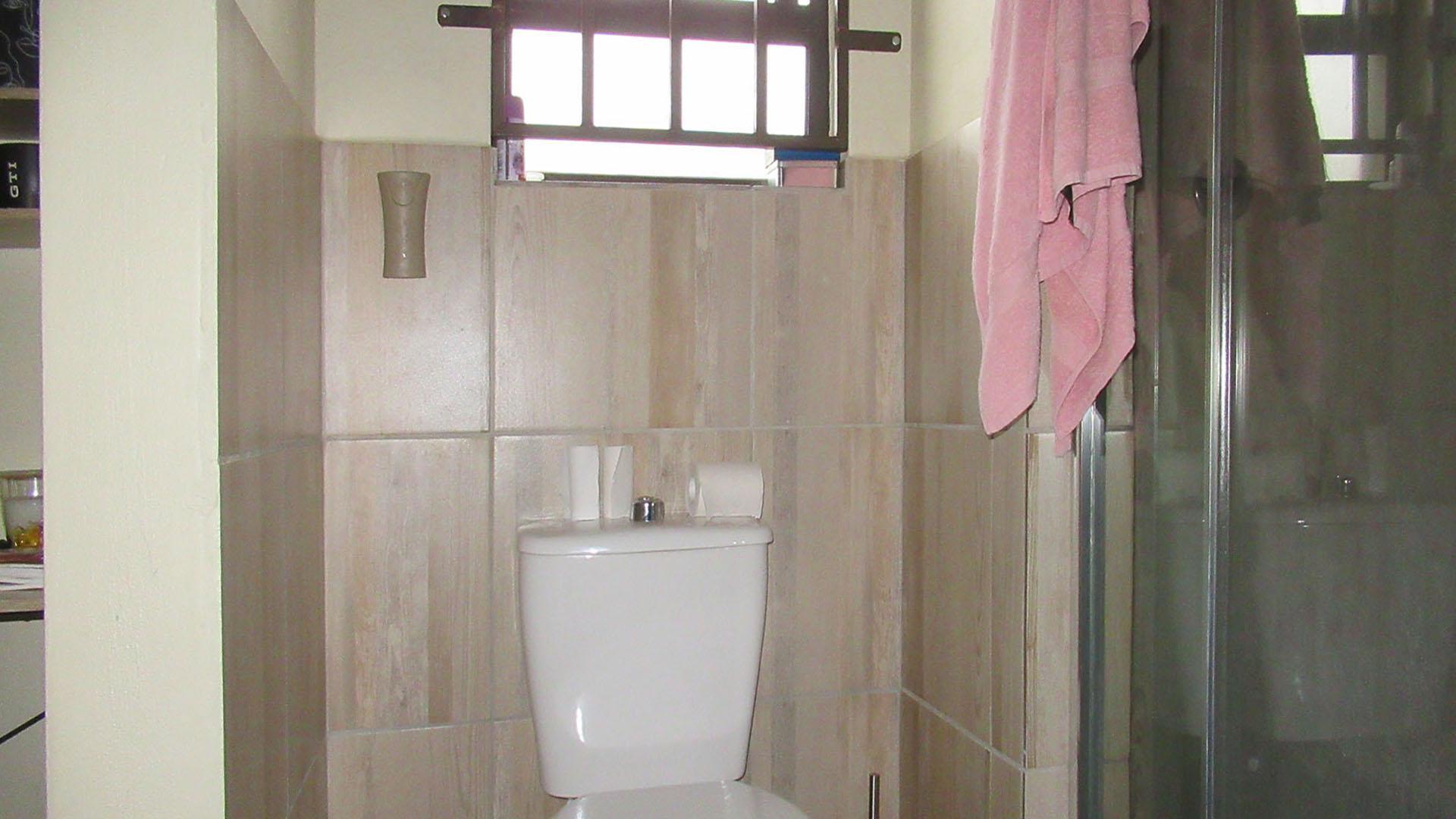 Main Bathroom - 4 square meters of property in Azaadville Gardens