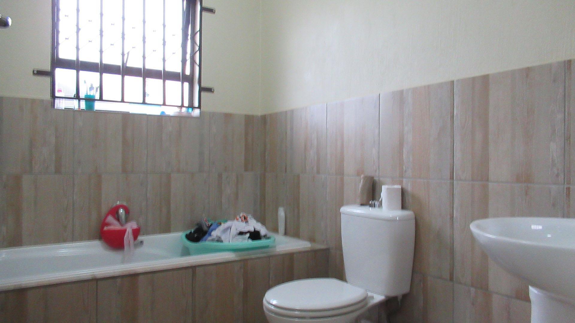 Bathroom 1 - 6 square meters of property in Azaadville Gardens