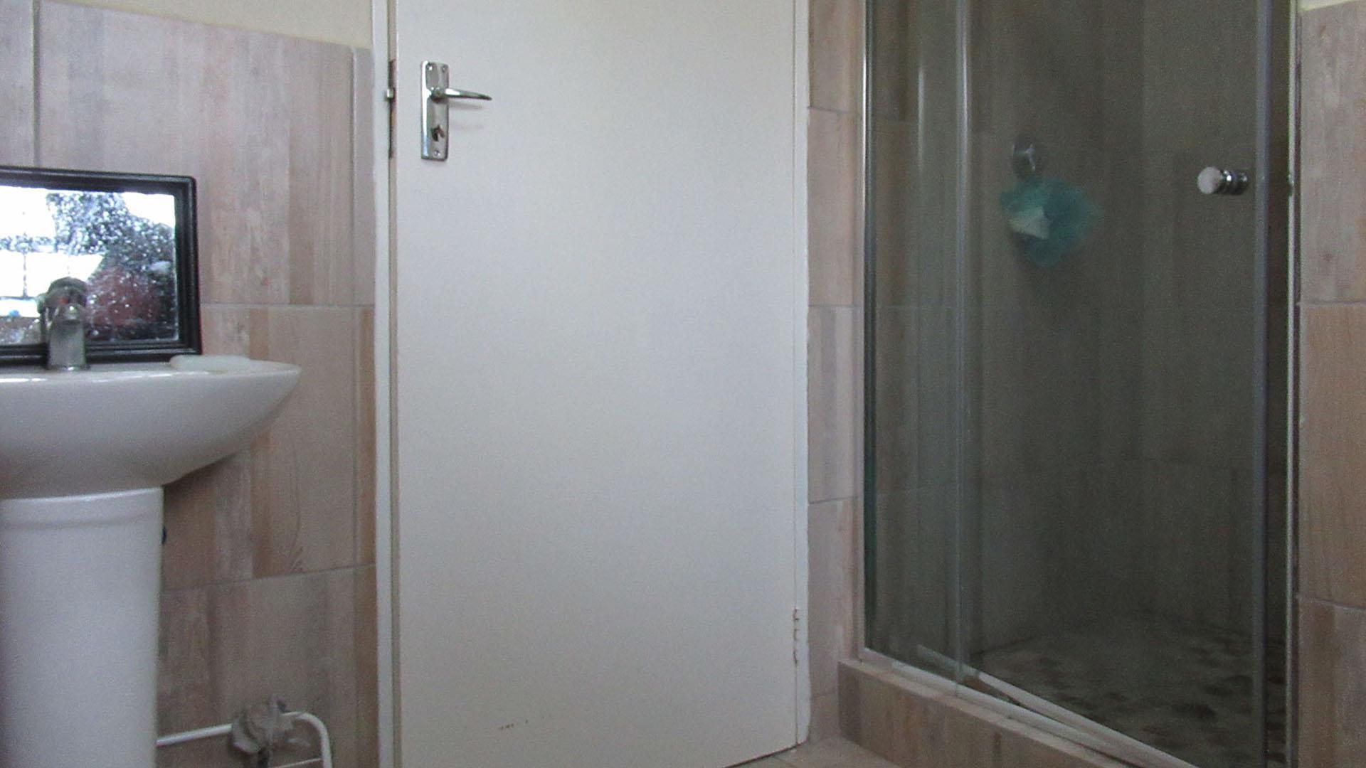 Bathroom 1 - 6 square meters of property in Azaadville Gardens