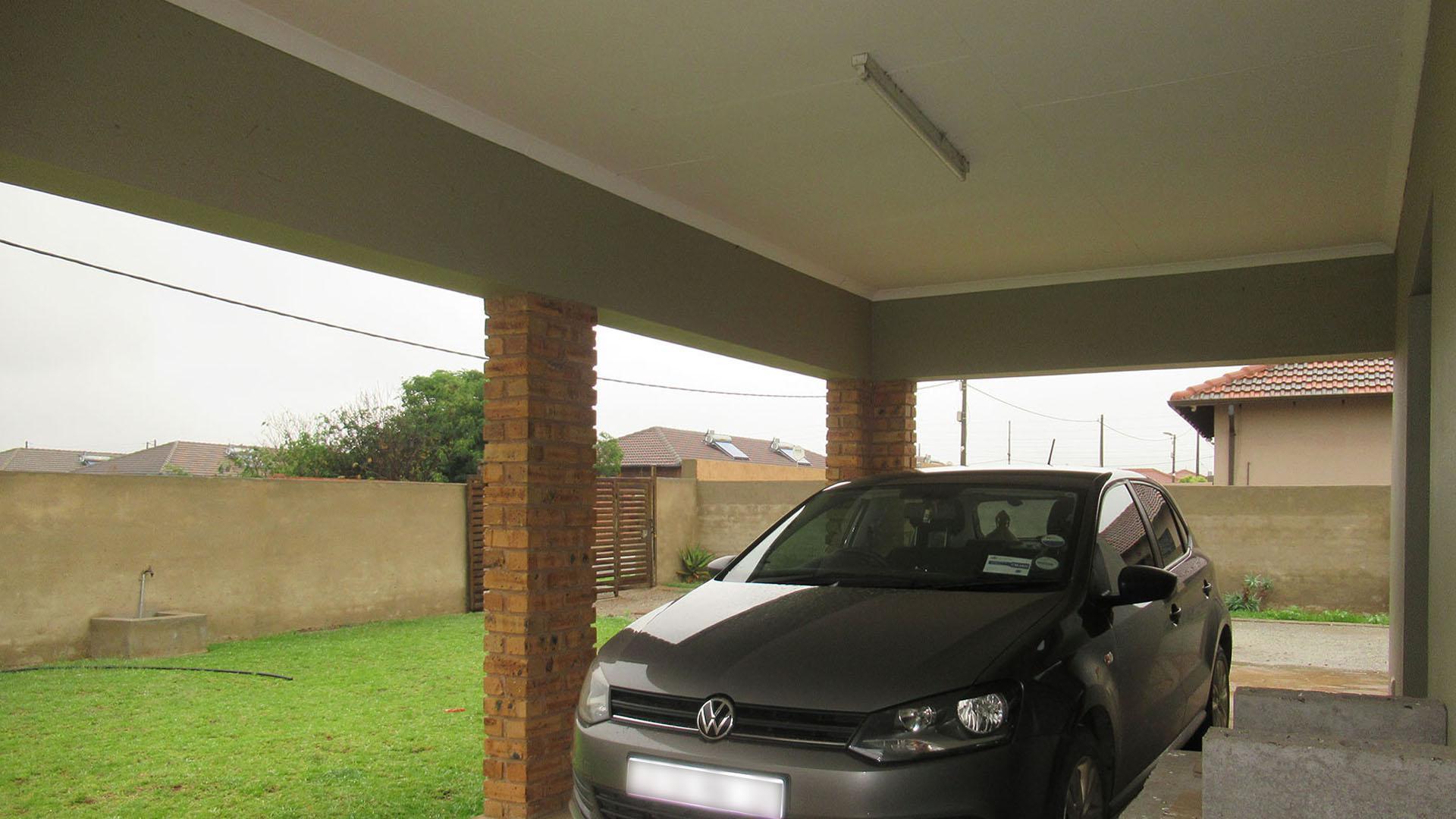 Carport  - 25 square meters of property in Azaadville Gardens