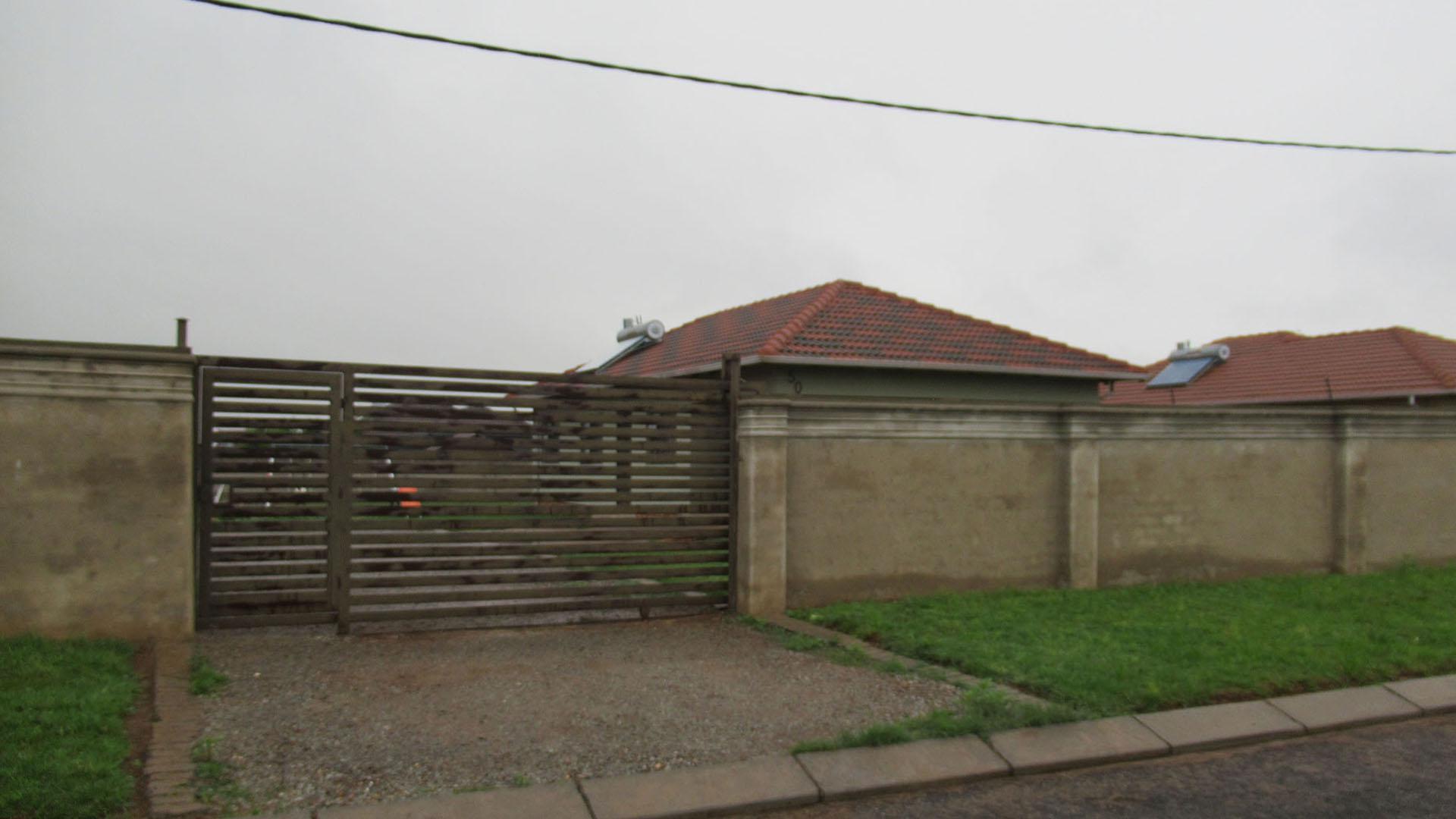 Front View of property in Azaadville Gardens