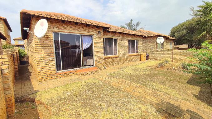 3 Bedroom Simplex for Sale For Sale in Heuwelsig Estate - MR694188