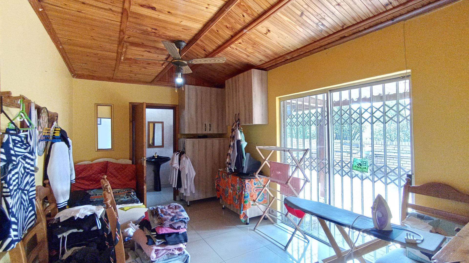 Bed Room 1 - 17 square meters of property in Pietermaritzburg (KZN)