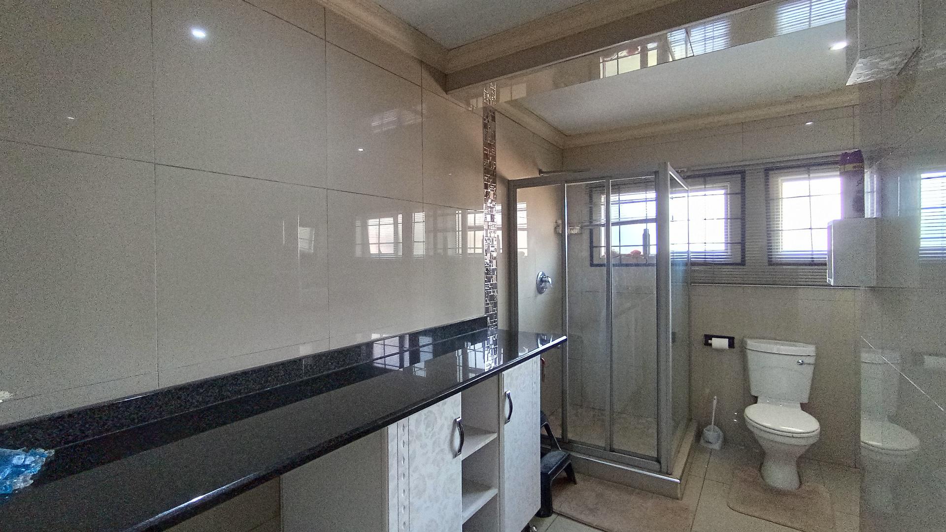 Bathroom 2 - 10 square meters of property in Pietermaritzburg (KZN)
