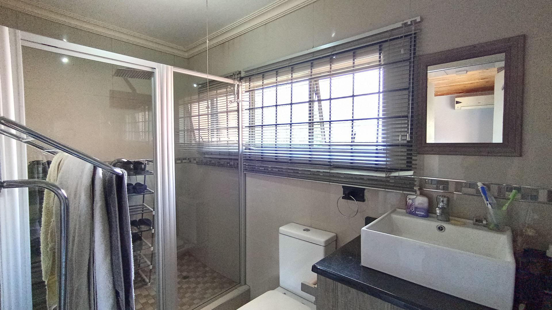 Bathroom 3+ - 8 square meters of property in Pietermaritzburg (KZN)