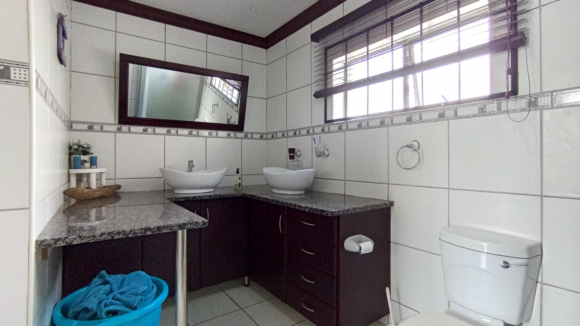 Main Bathroom - 9 square meters of property in Pietermaritzburg (KZN)