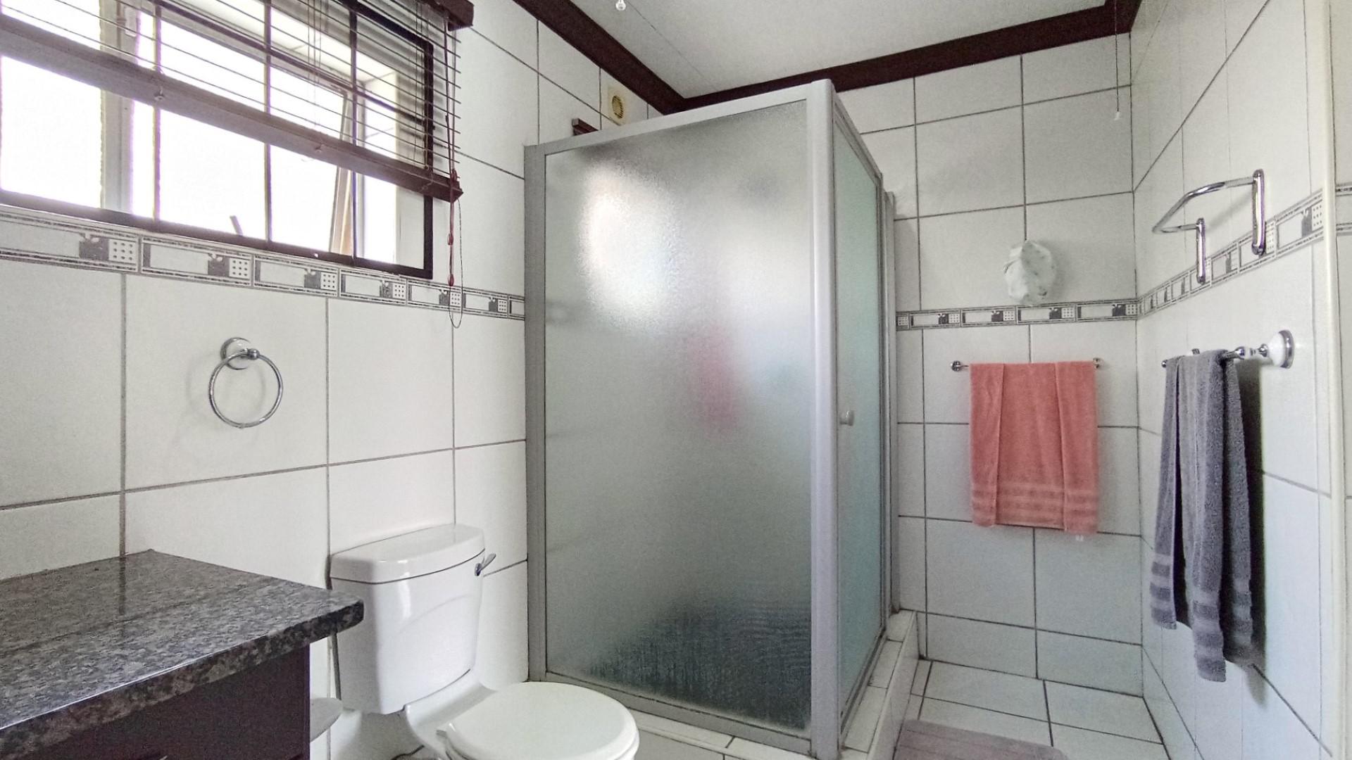 Main Bathroom - 9 square meters of property in Pietermaritzburg (KZN)