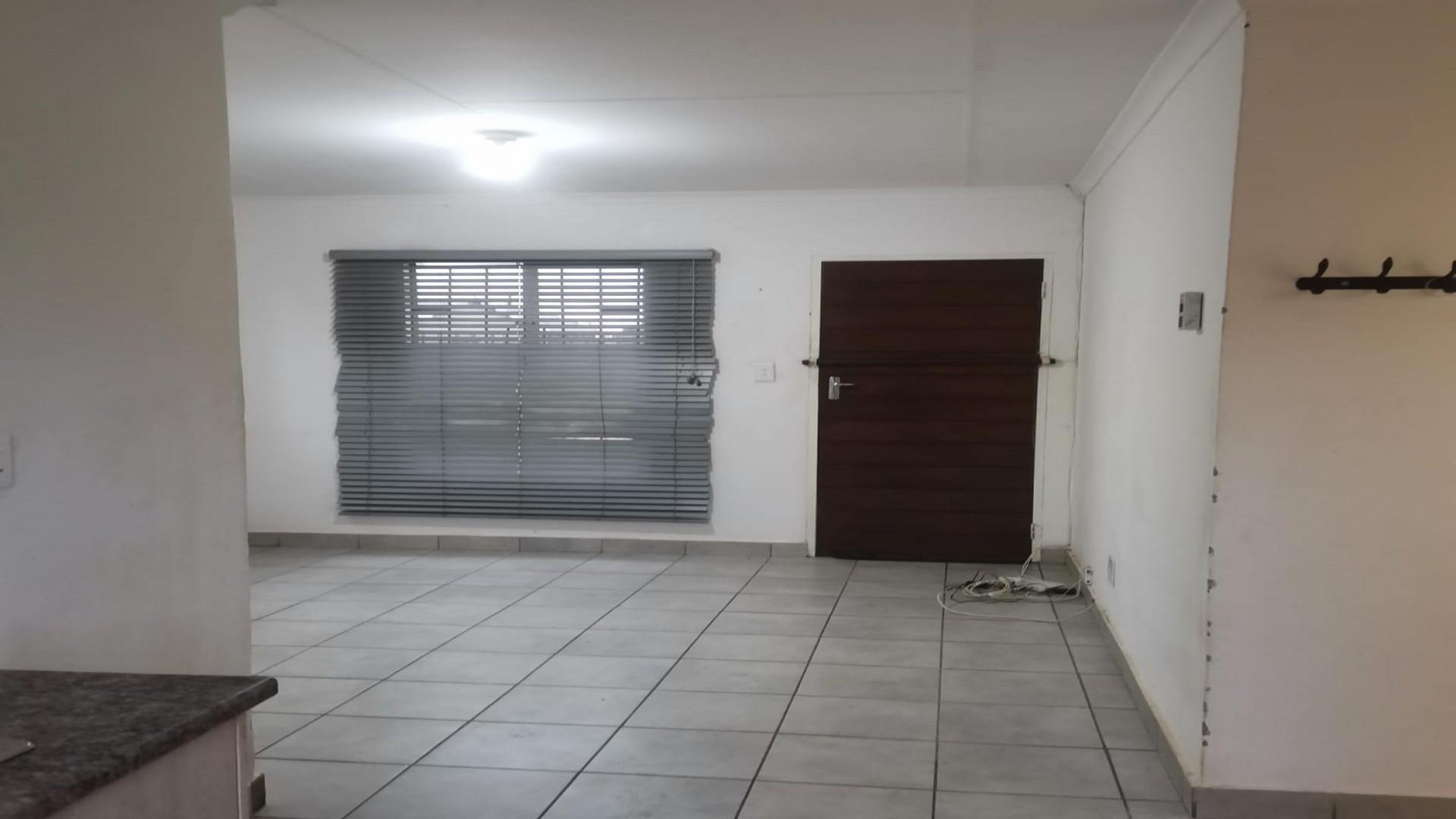 Lounges - 12 square meters of property in Savanna City