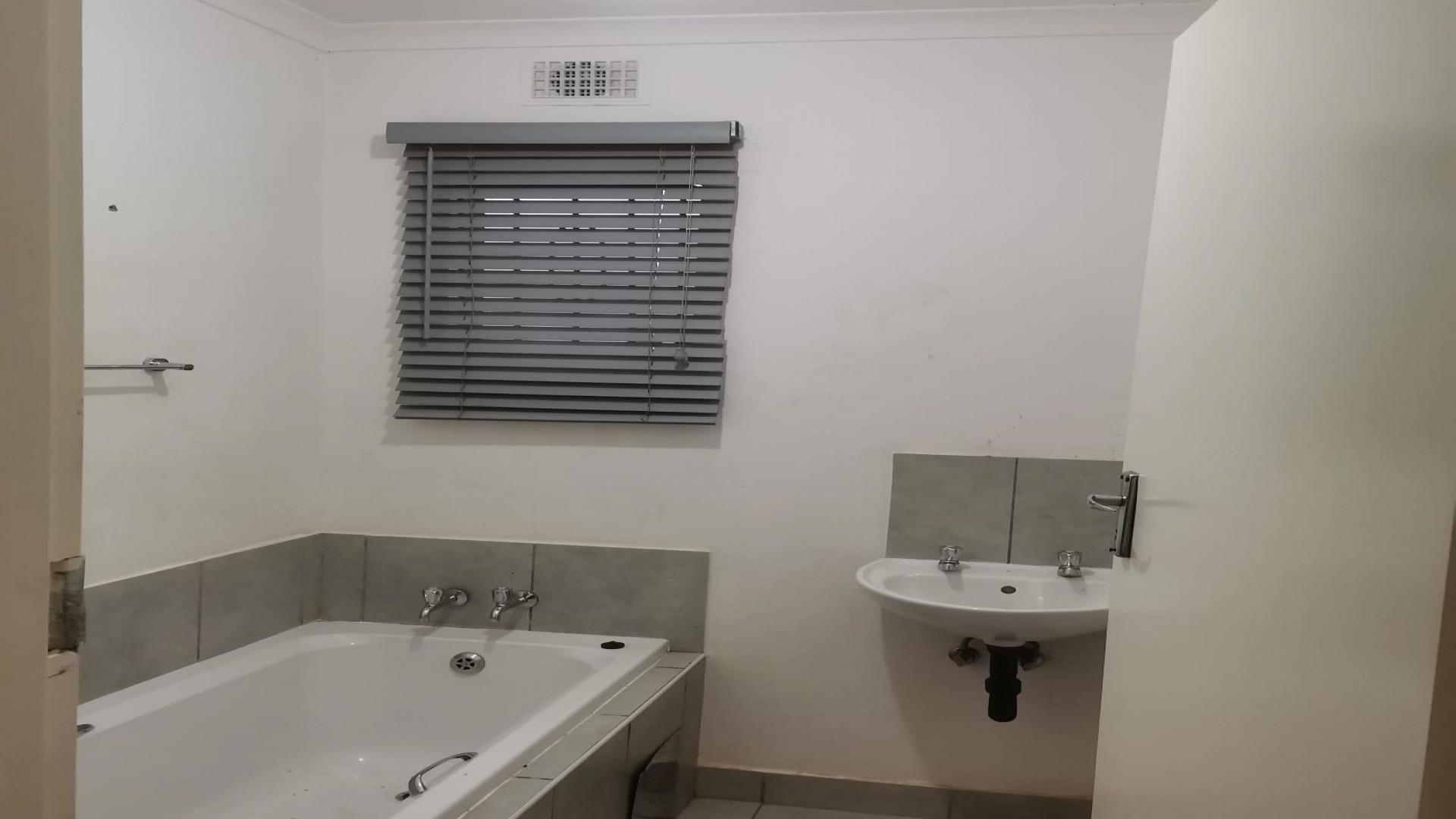 Bathroom 1 - 5 square meters of property in Savanna City