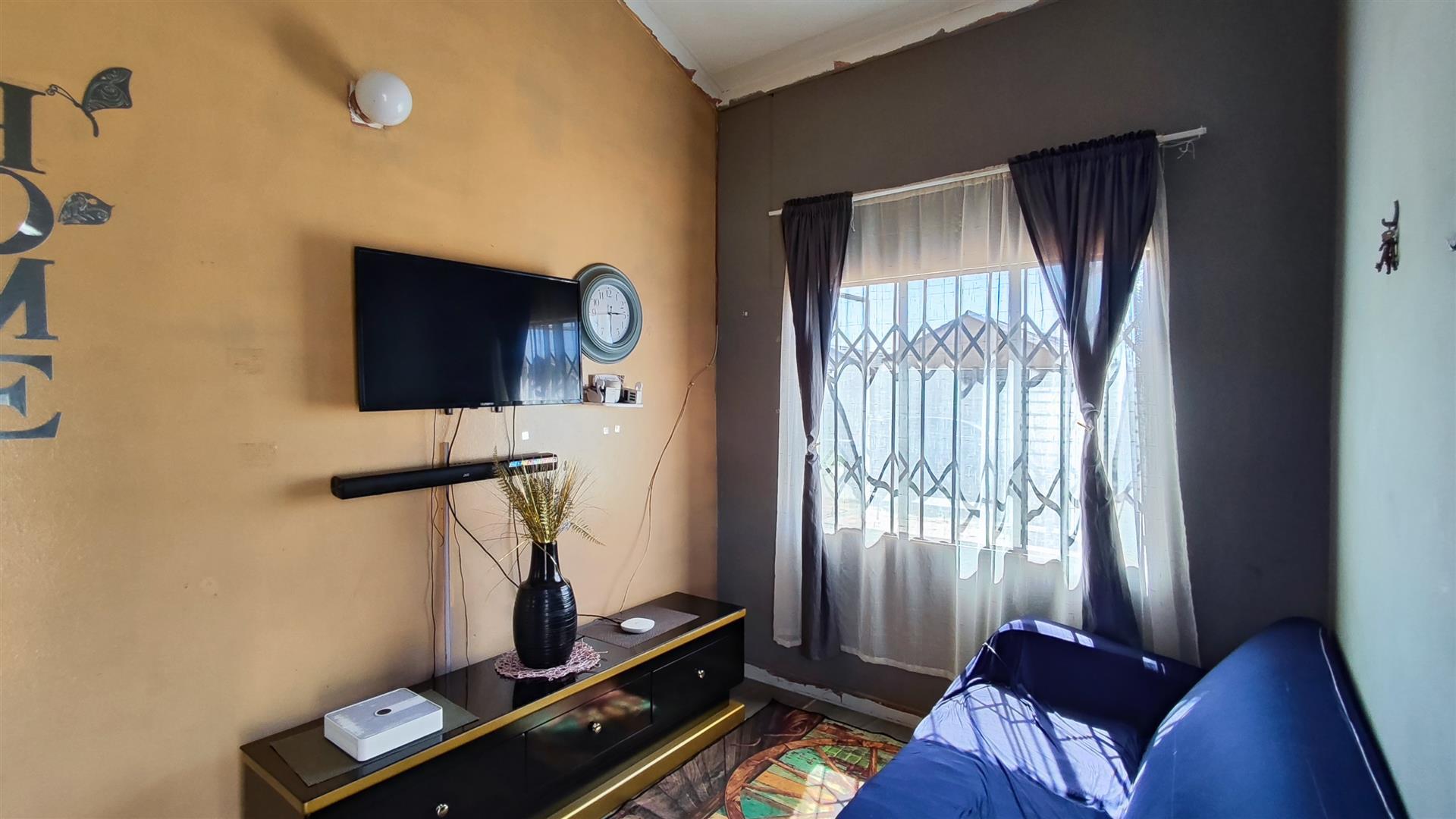 Lounges - 12 square meters of property in Savanna City