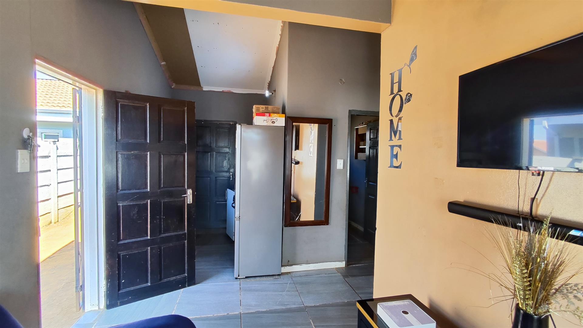 Lounges - 12 square meters of property in Savanna City