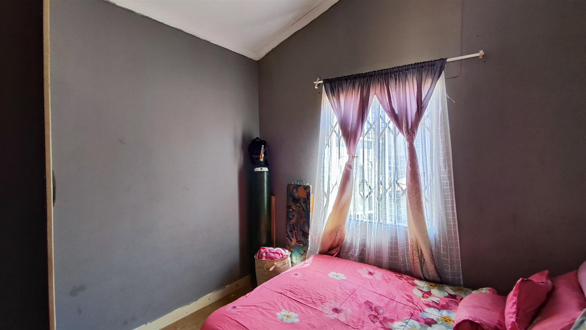 Bed Room 1 - 8 square meters of property in Savanna City