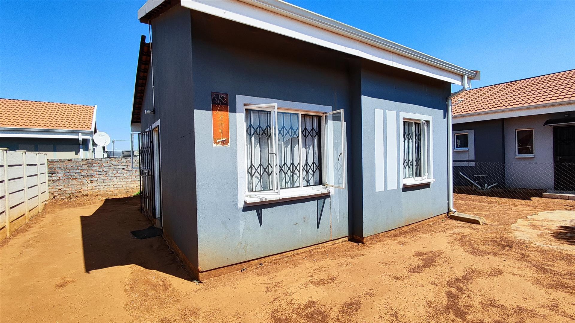 Front View of property in Savanna City