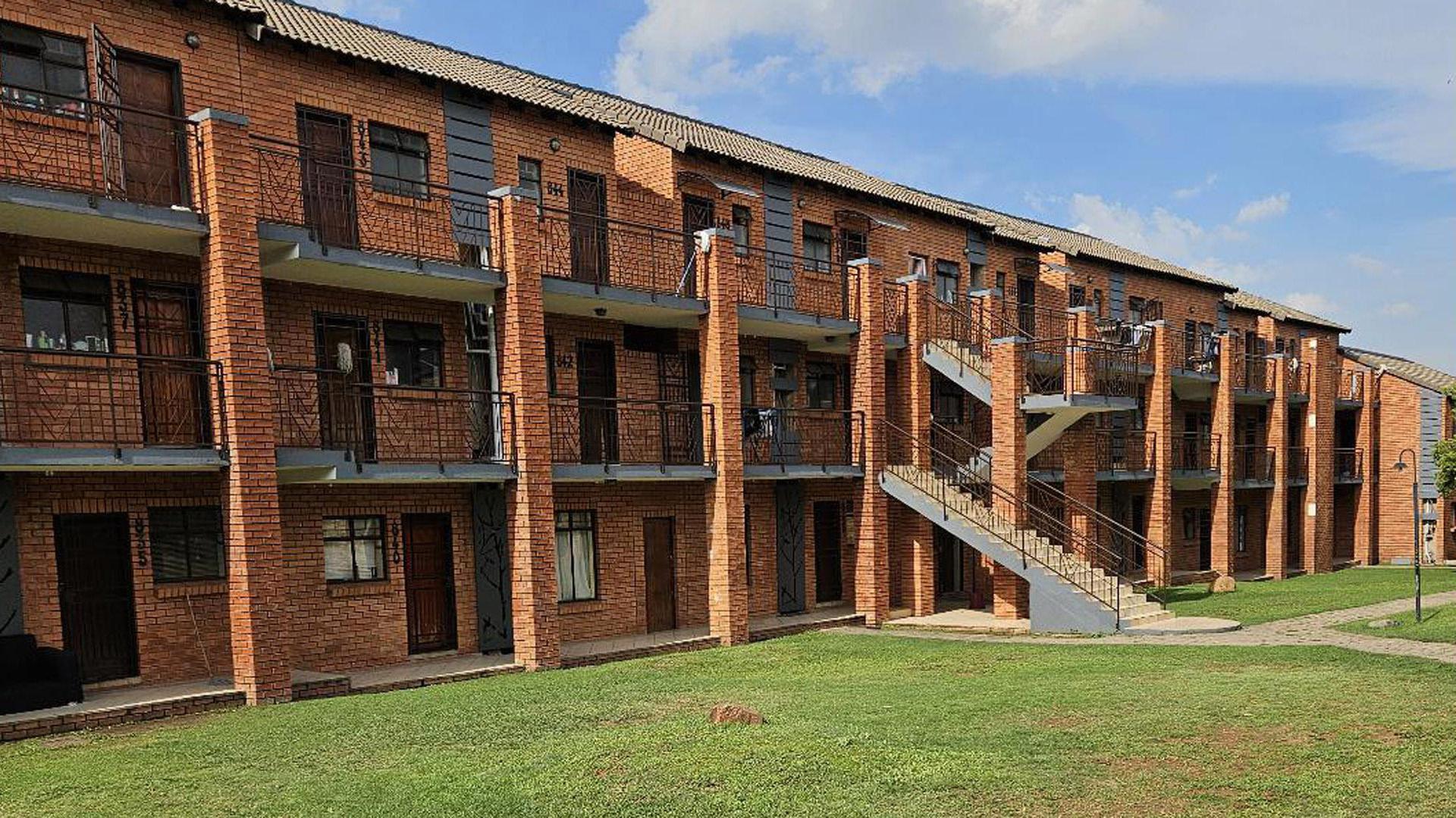 Front View of property in Karenpark