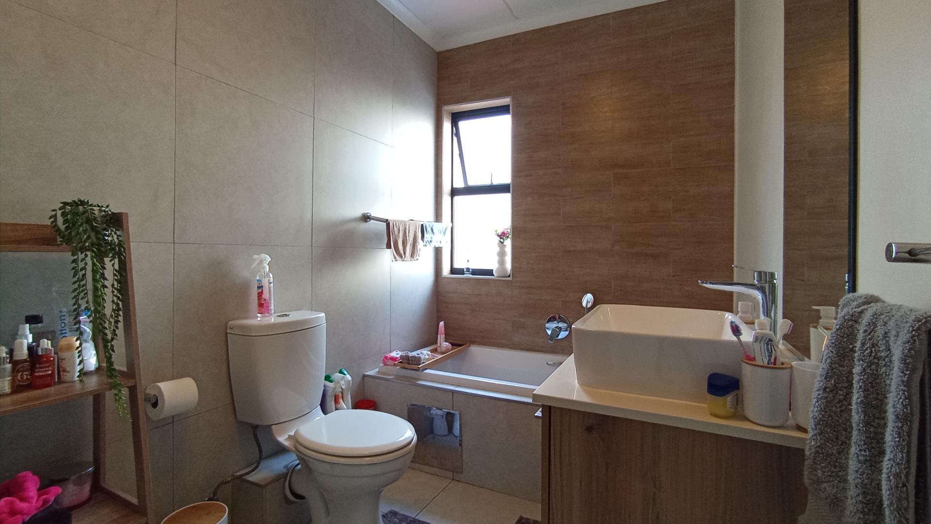 Bathroom 1 - 8 square meters of property in Westlake View