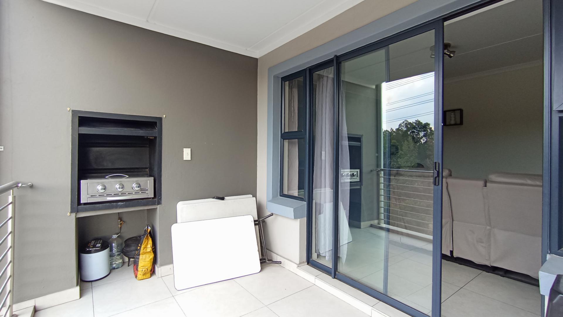 Balcony - 12 square meters of property in Westlake View