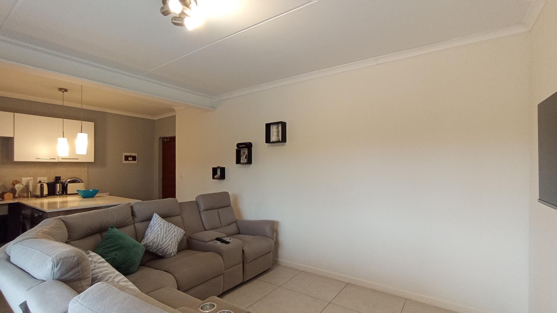 Lounges - 17 square meters of property in Westlake View