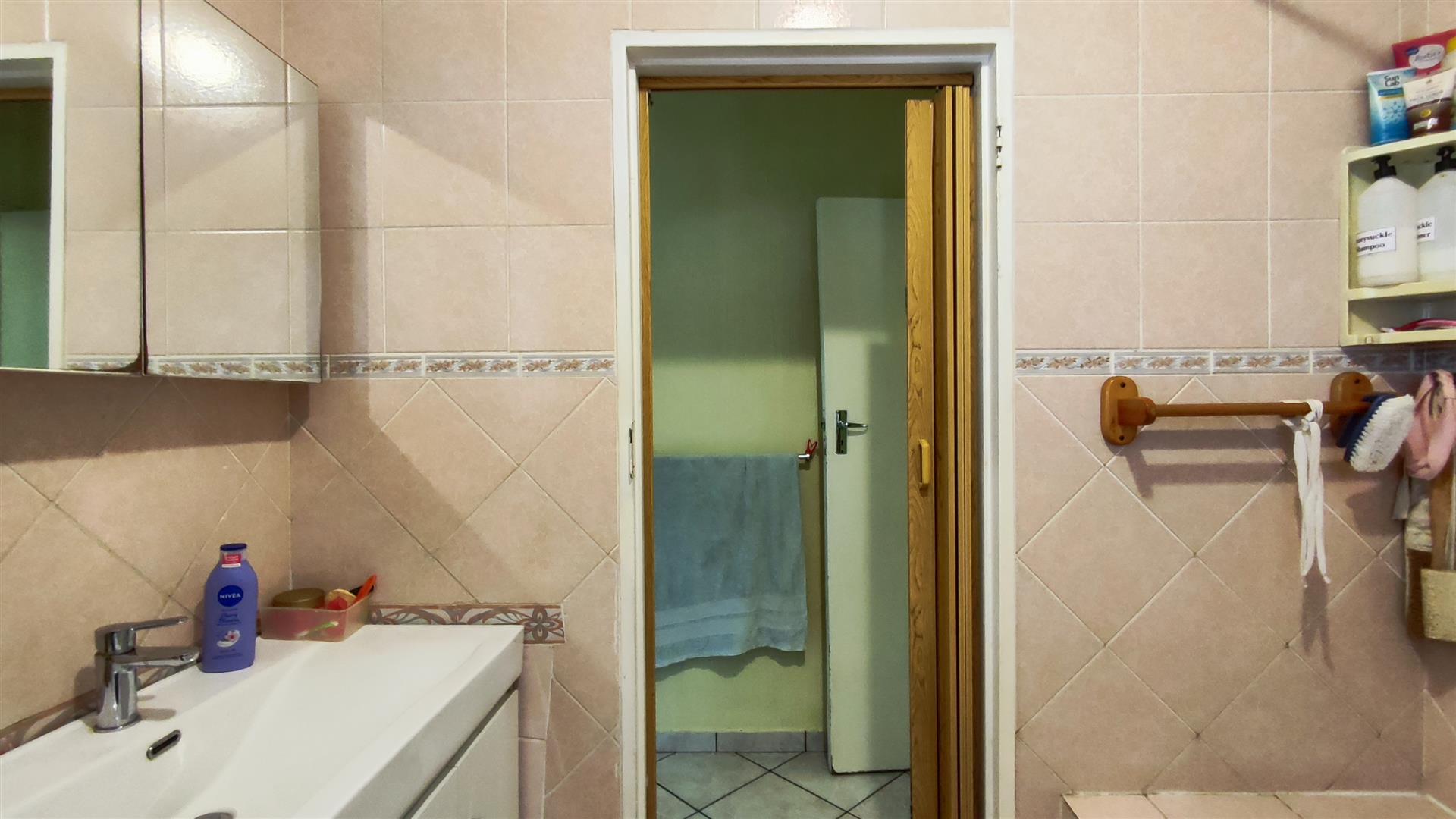 Main Bathroom - 5 square meters of property in Mayberry Park