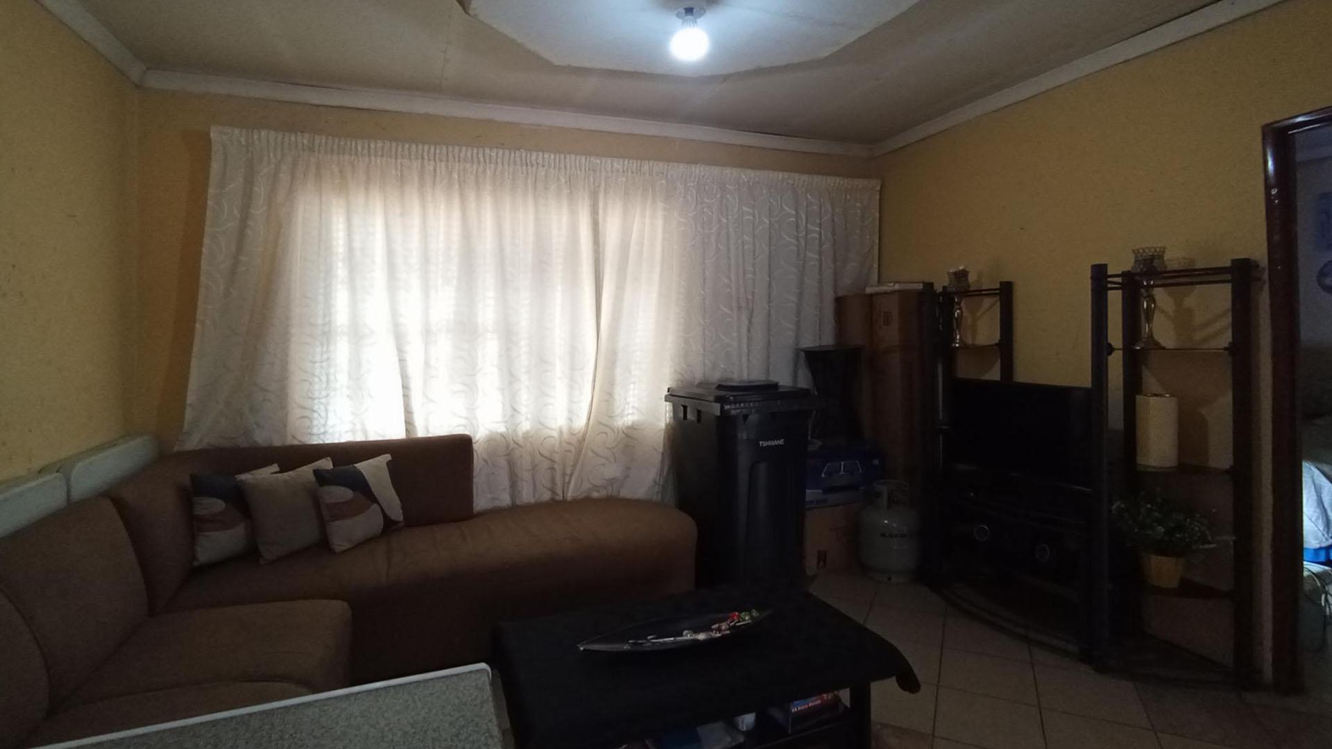 Lounges - 13 square meters of property in Saulsville