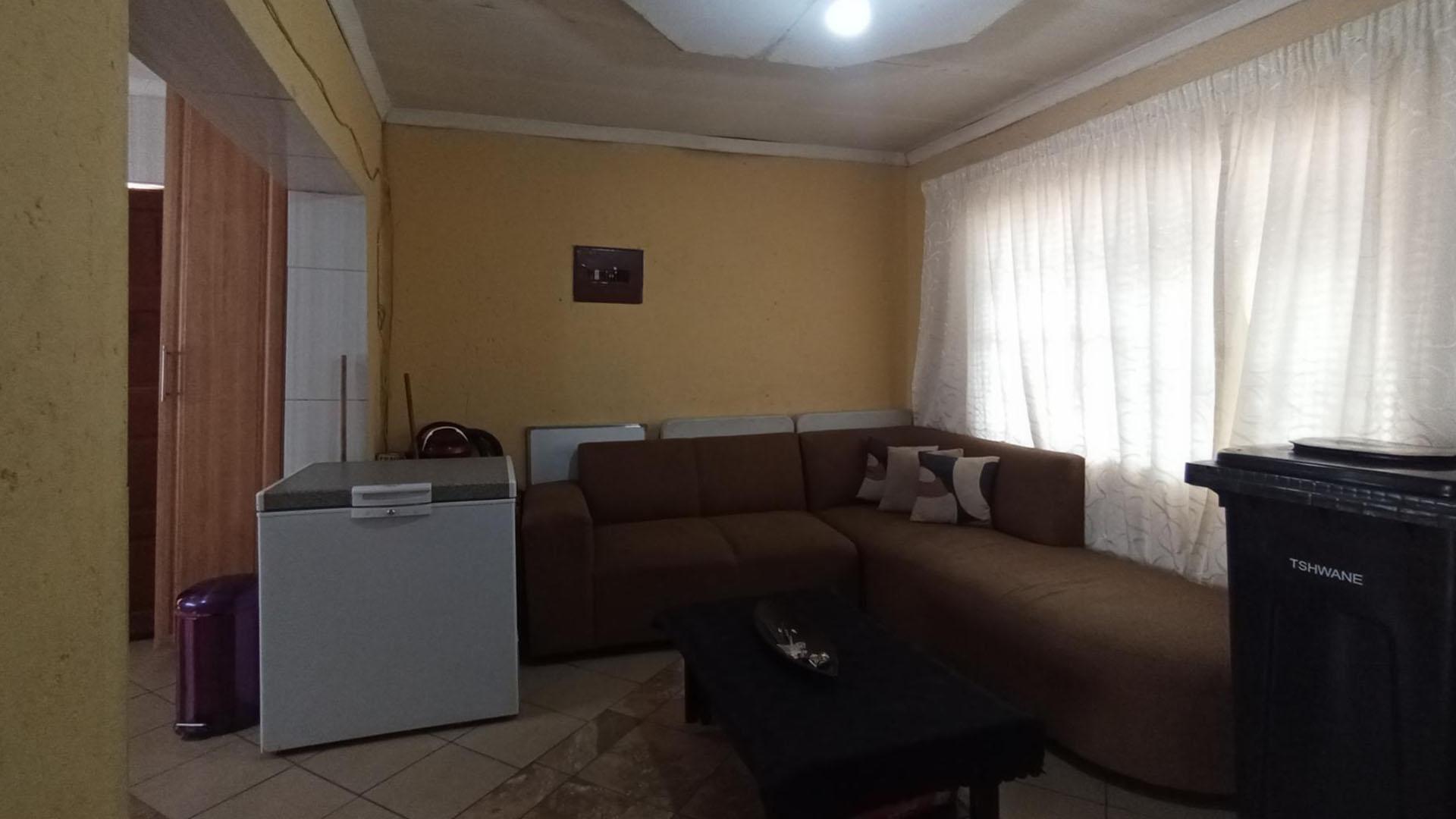 Lounges - 13 square meters of property in Saulsville