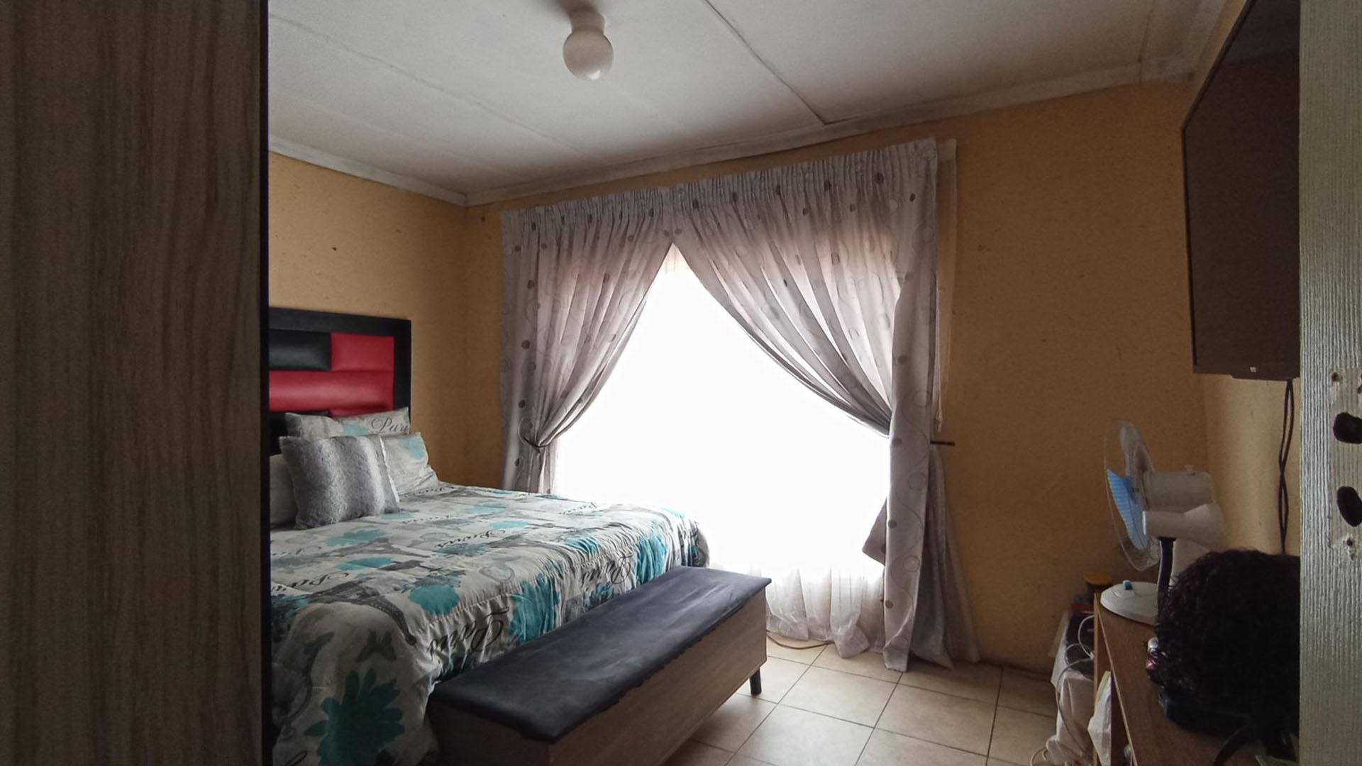 Bed Room 1 - 13 square meters of property in Saulsville