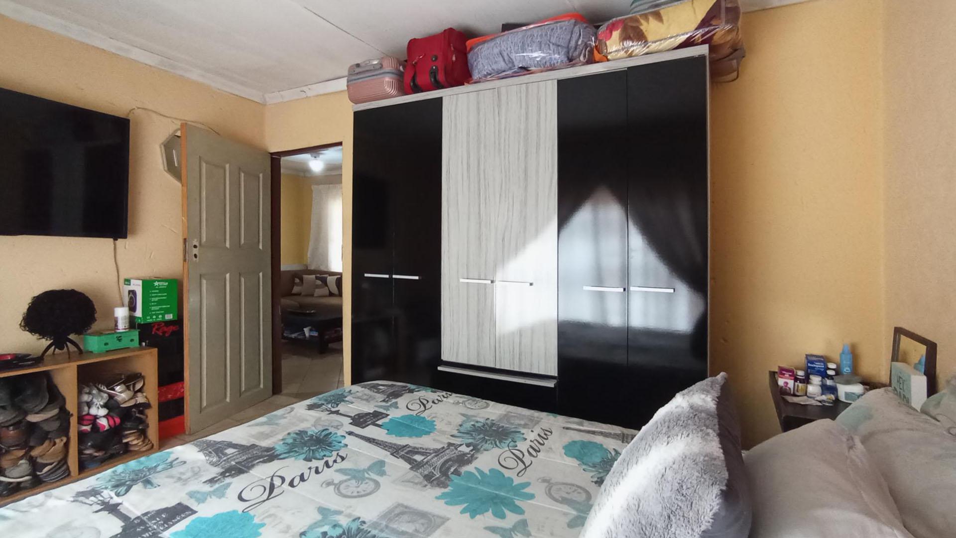 Bed Room 1 - 13 square meters of property in Saulsville