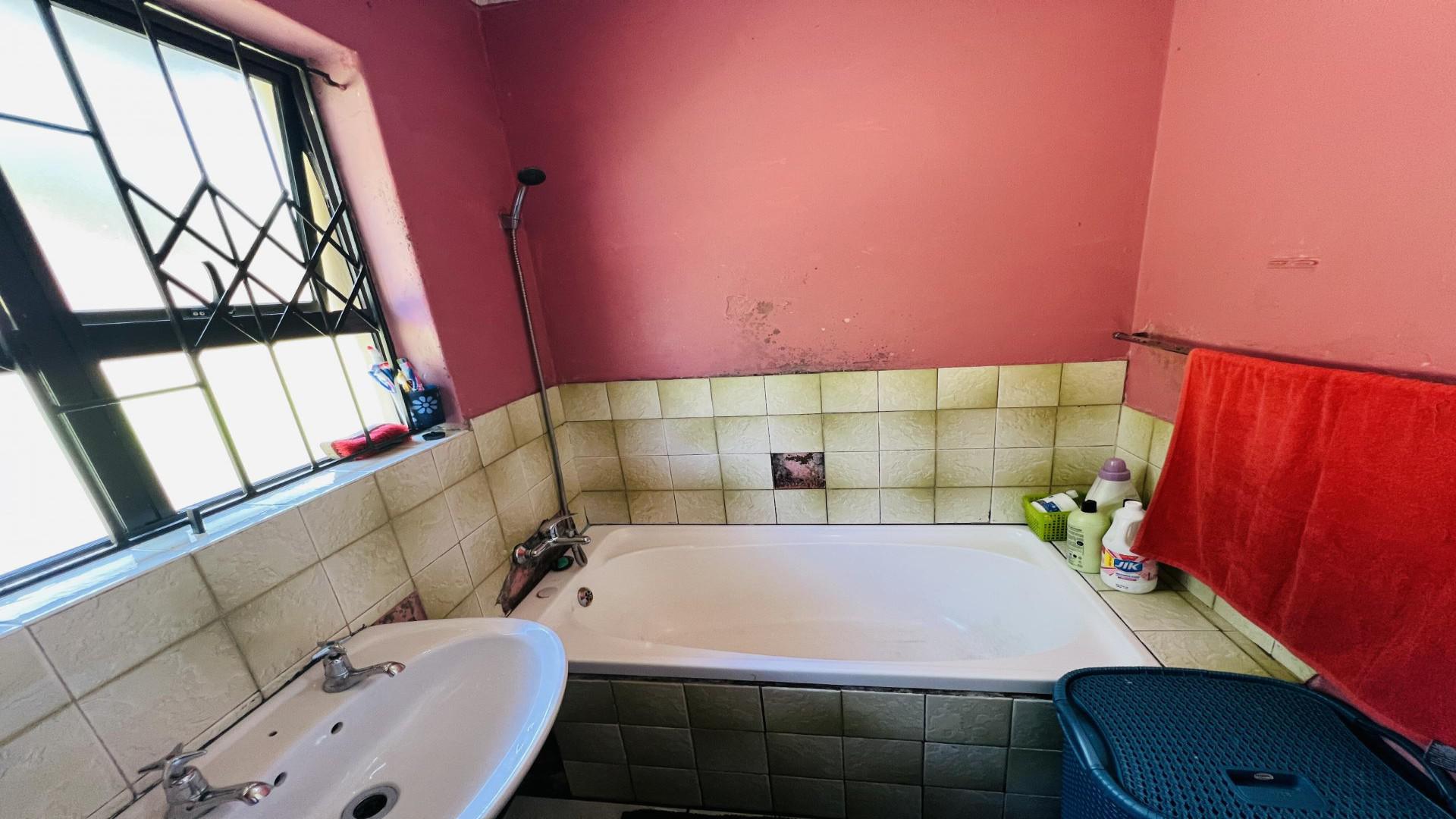 Bathroom 1 of property in Umlazi