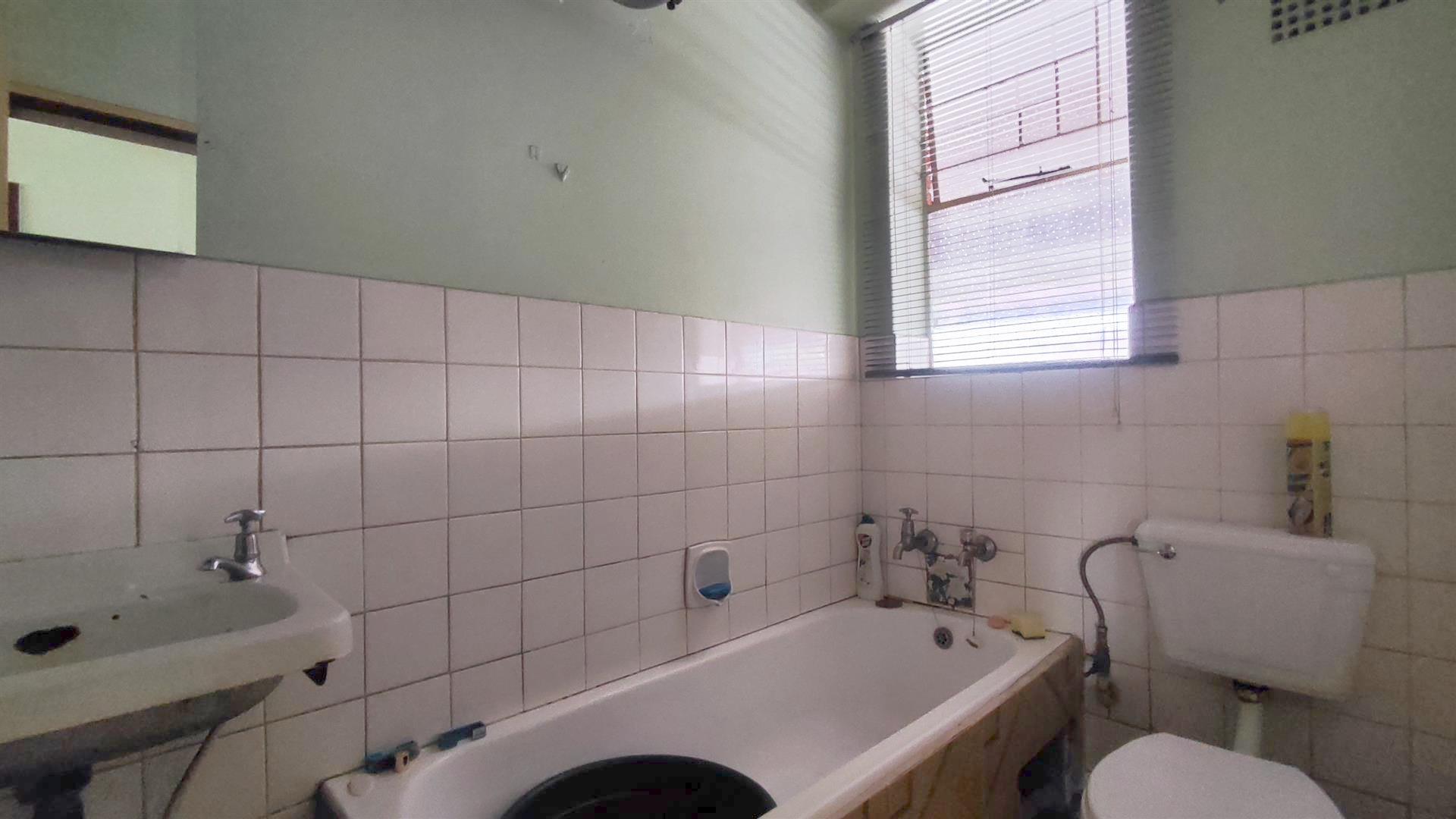Bathroom 1 - 4 square meters of property in Kempton Park