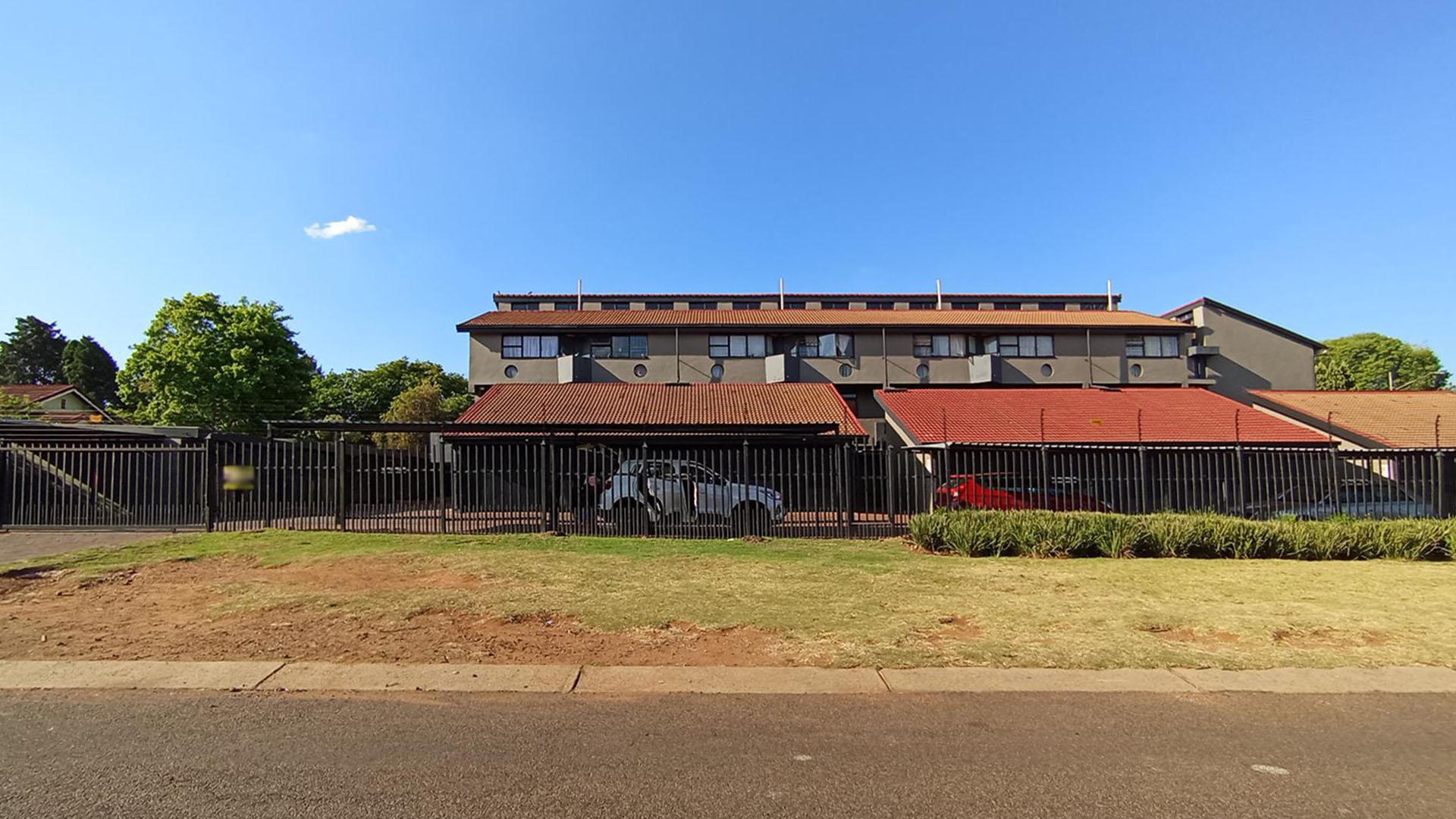 Front View of property in Valhalla