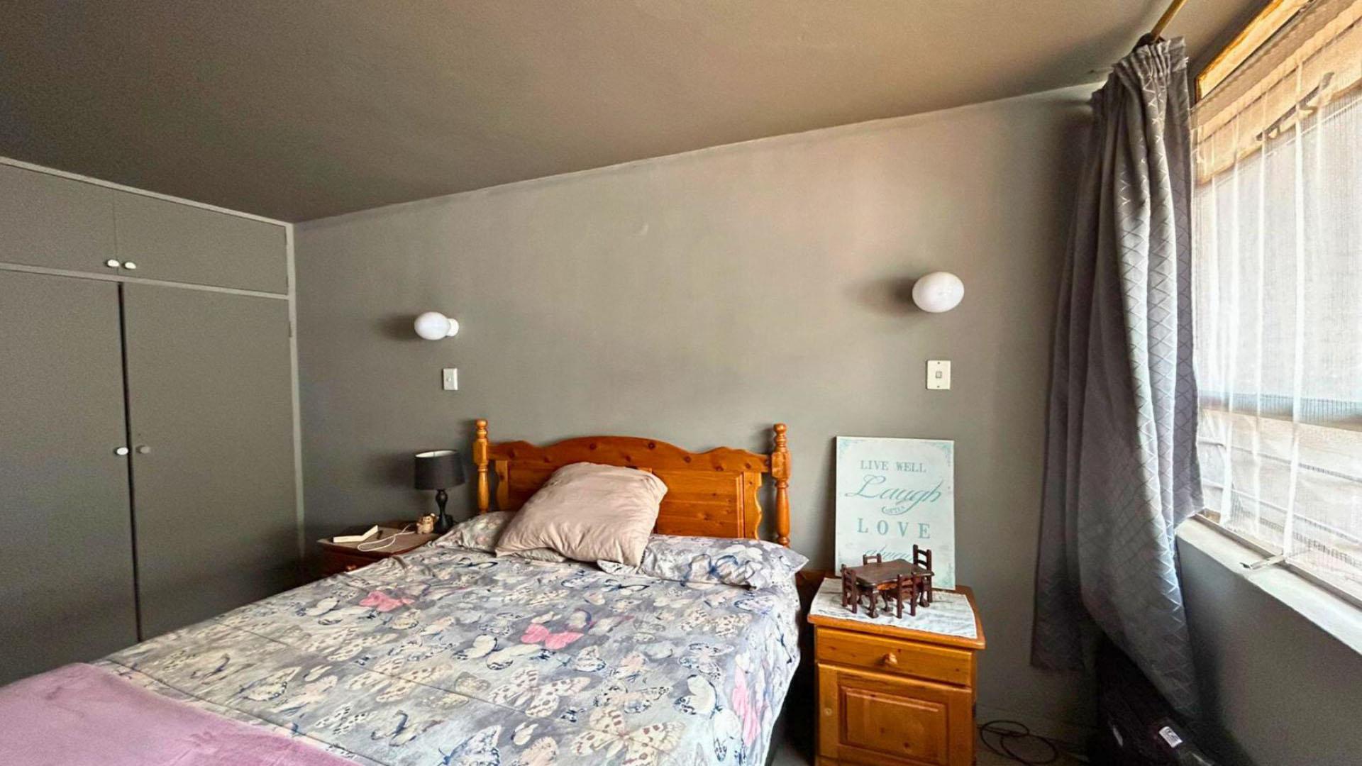 Bed Room 1 of property in Valhalla