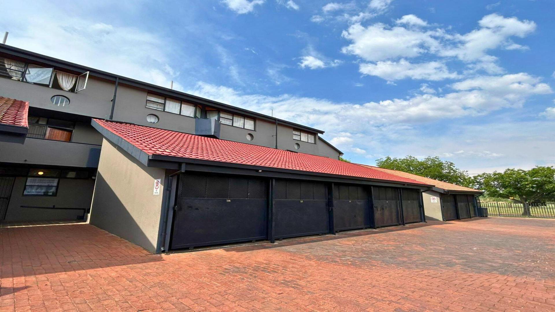 Garage of property in Valhalla