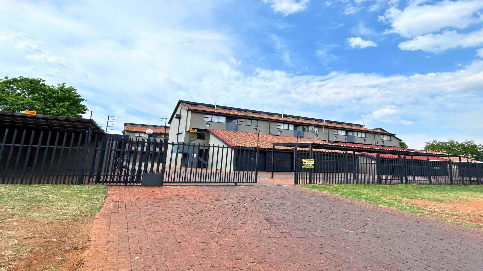 Front View of property in Valhalla